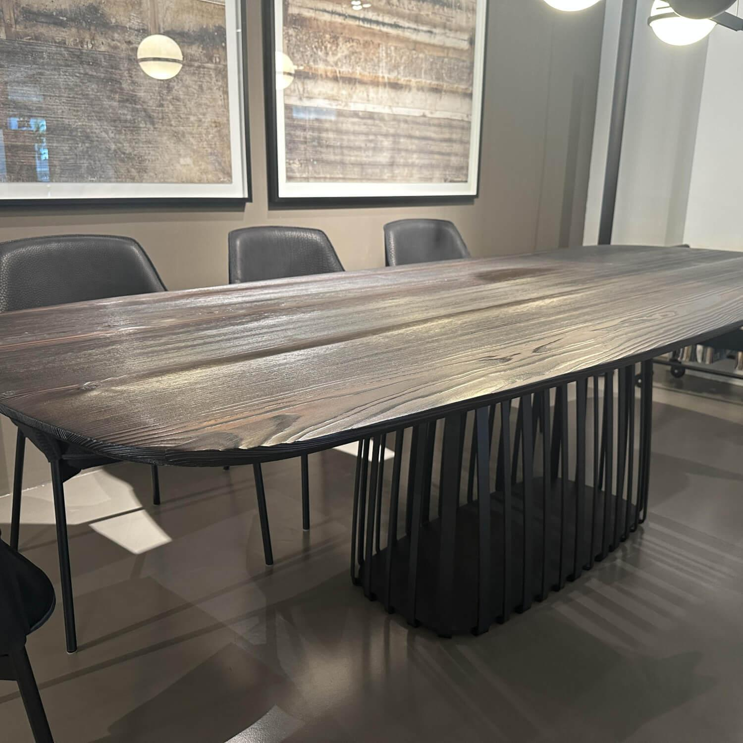 Janua - Esstisch BC07 Basket Platte Lärche Geköhlt Braun Gestell Metall RAL9005 Tiefschwarz Schwarz - 6