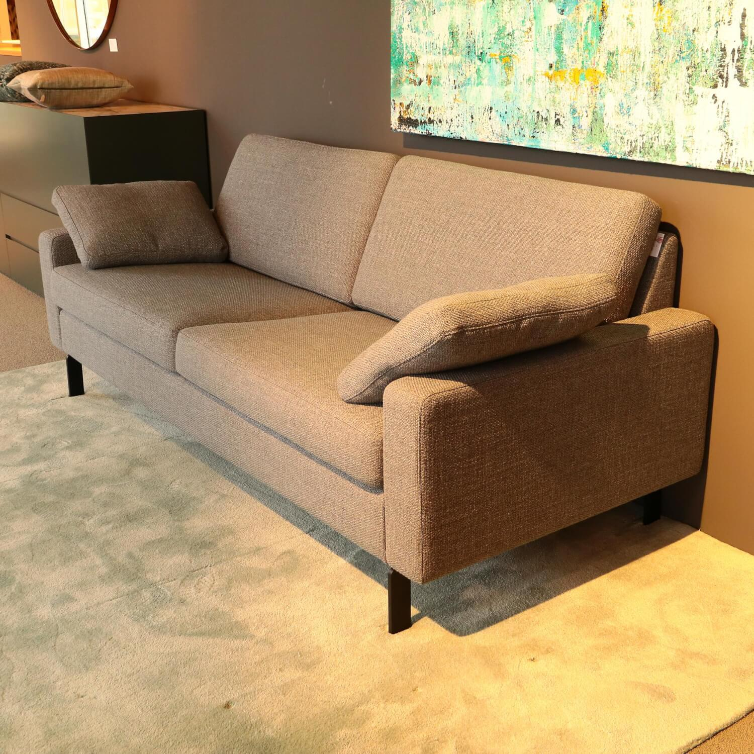 Sofa Conseta 2-Sitzer Bezug Stoff 5019 Zement Metallkufen F04 Stahl