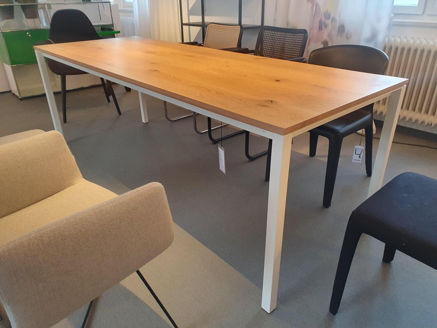 Janua - Tisch S600 Platte Eiche Weiß Pigmentiert Geölt Gestell Verkehrsweiß RAL 9016 Weiß Pulverbeschichtet - 2