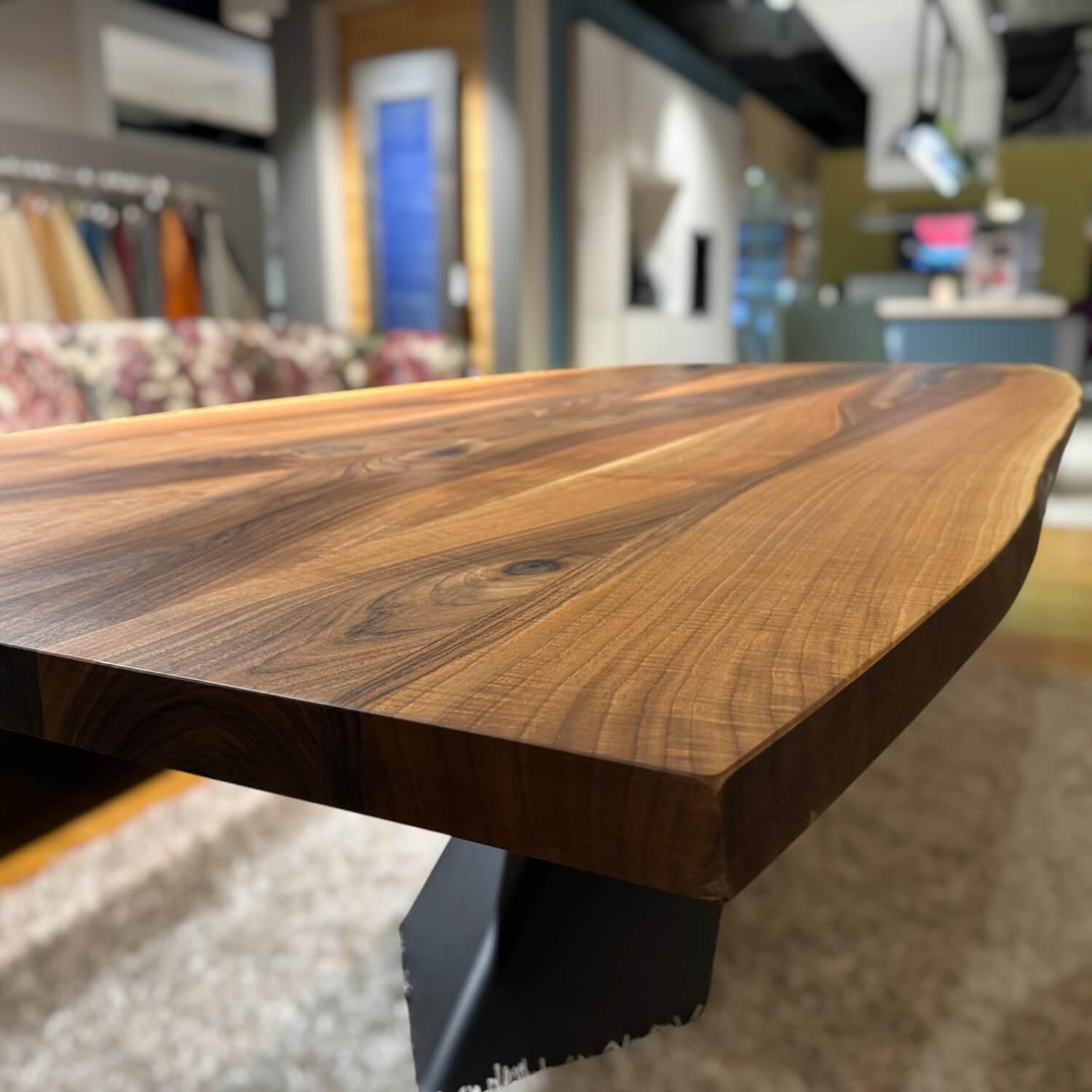 Nouvion - Esstisch Alcedo Platte Nussbaum Waldkante Öl Gestell Xena Metall Epoxid Schwarz Pulverbeschichtet - 6