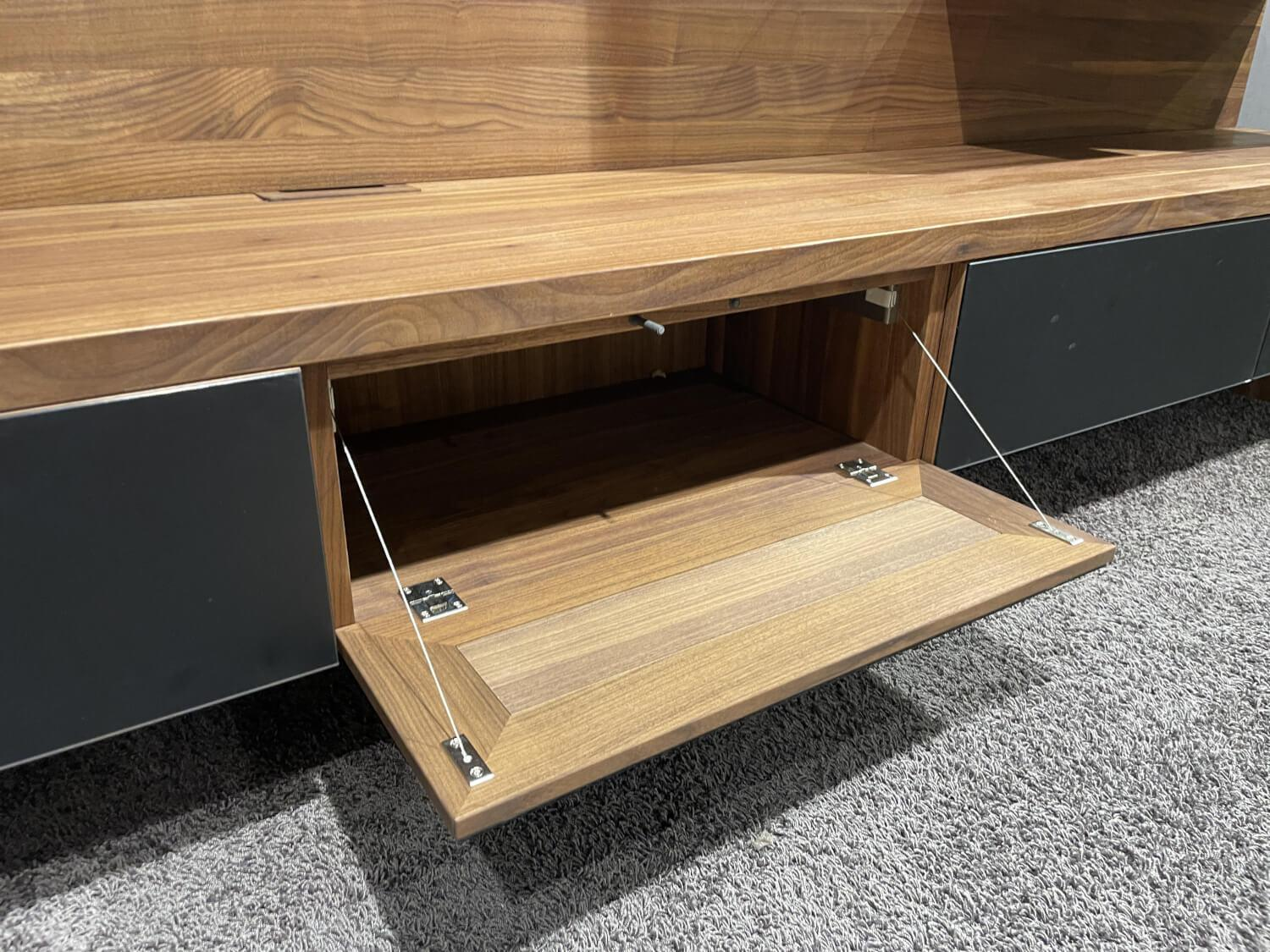 Team 7 - Anbauwand Cubus CWW114B Nussbaum Naturöl PG 9 Tür Farbglas Schwarz Inklusive LED Beleuchtung - 10