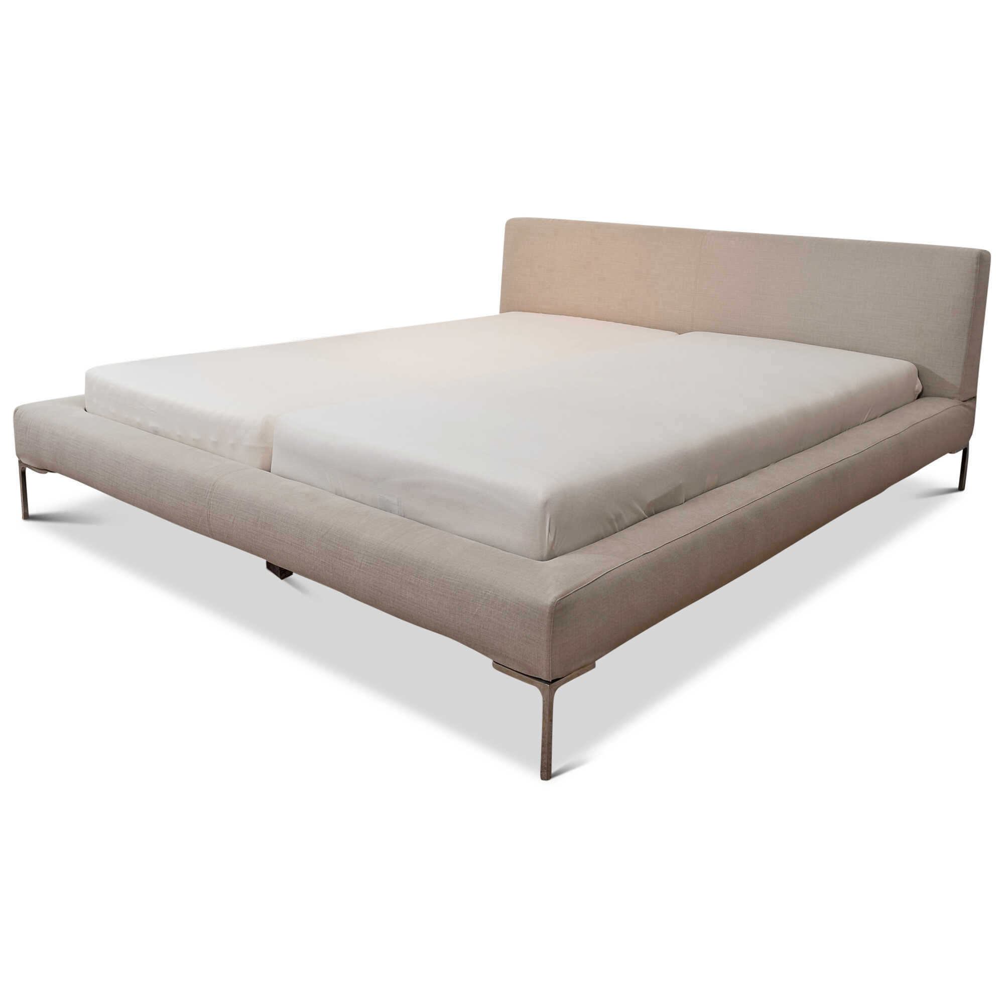 180209-MOEBELFIRST-BRAUM-BAD-HOMBURG-00705a868f6843e16 B&B Italia - Bett Charles in Beige-Grau - 1