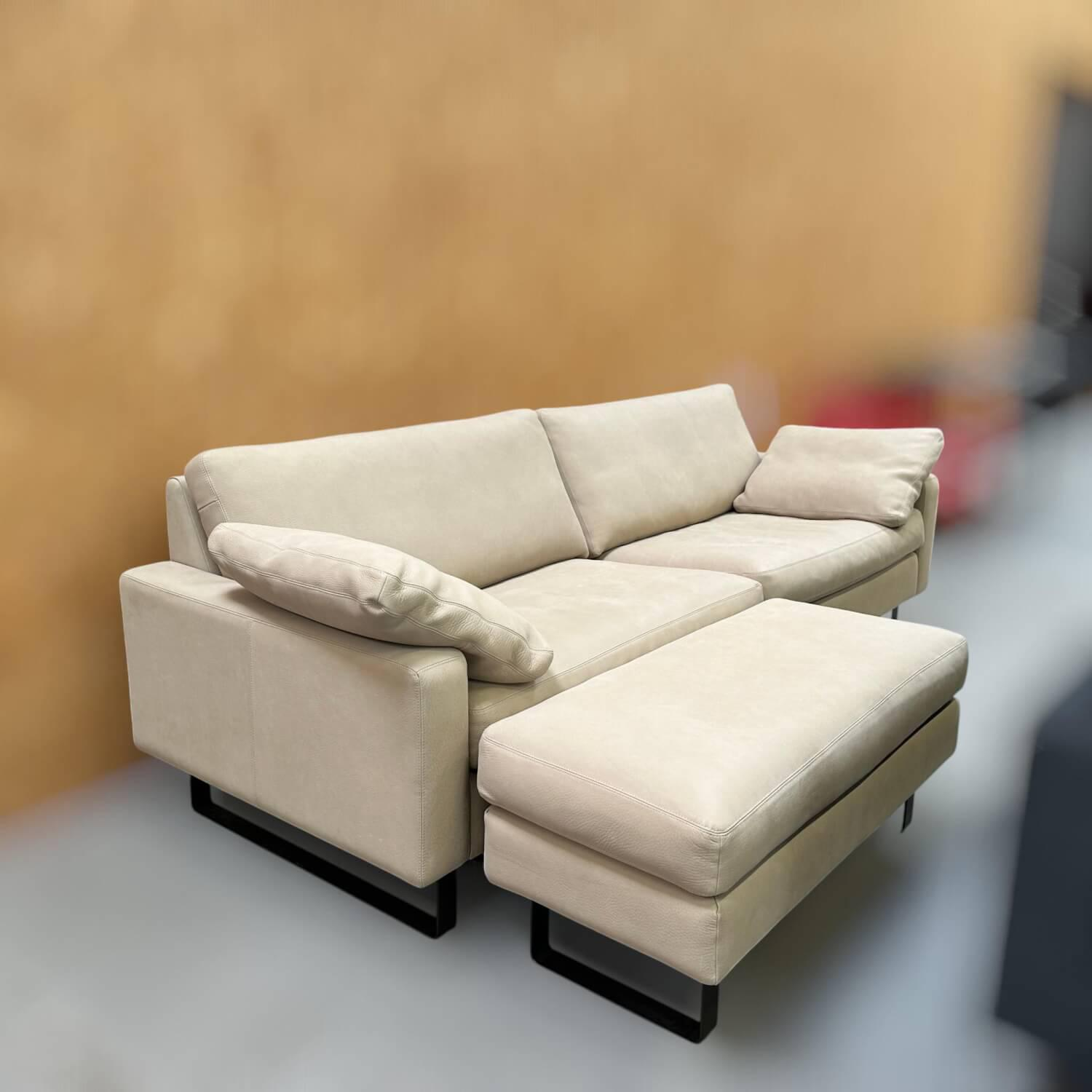 COR - Sofa Conseta Leder Puro 420 Sand Creme Metallkufen Vanilleschotenbraun Inklusive Hocker - 8