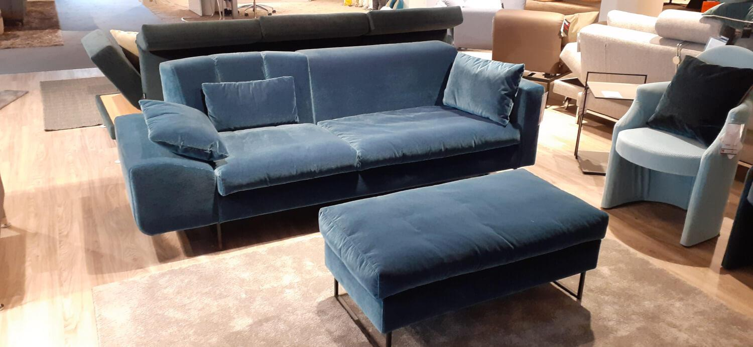 Sofa Embrace Stoff 4473 Blau mit 3 Kissen und Hocker