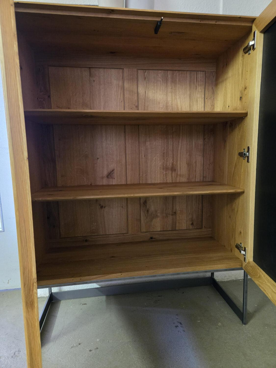 Scholtissek - Schrank Alleskönner Korpus Knorrige Eiche Puro Geölt Front Betonoptik Grau Gestell Rohstahl Schwarz Lackiert - 6
