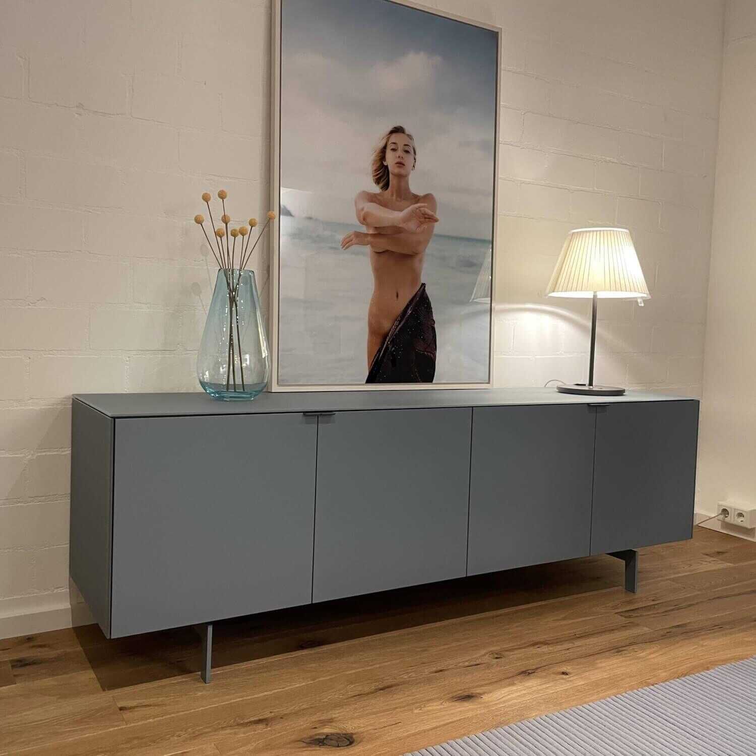 form1 - Sideboard Pulse Korpus Innen Lack Taupe matt Front Griff Gestell Lack Matt Sky Abdeckung Glas matt S - 1