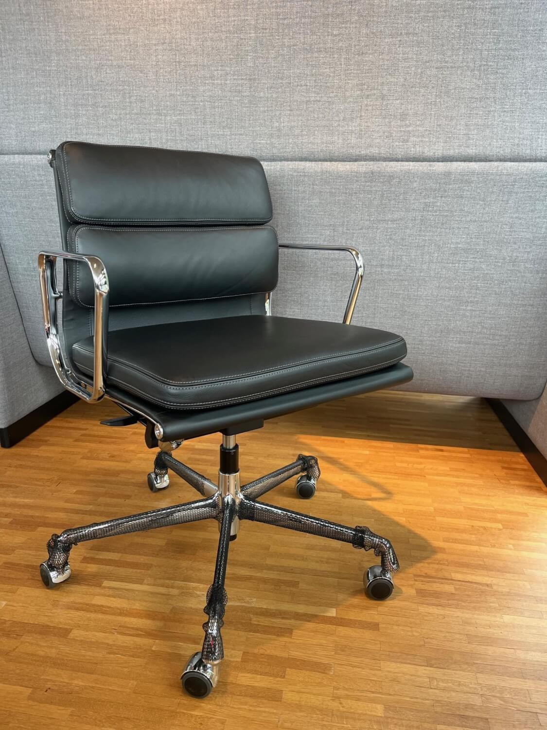Vitra - Stuhl EA217 Softpad Leder Premium Nero Schwarz Gestell Aluminium Verchromt Füße Rollen Schwarz - 2