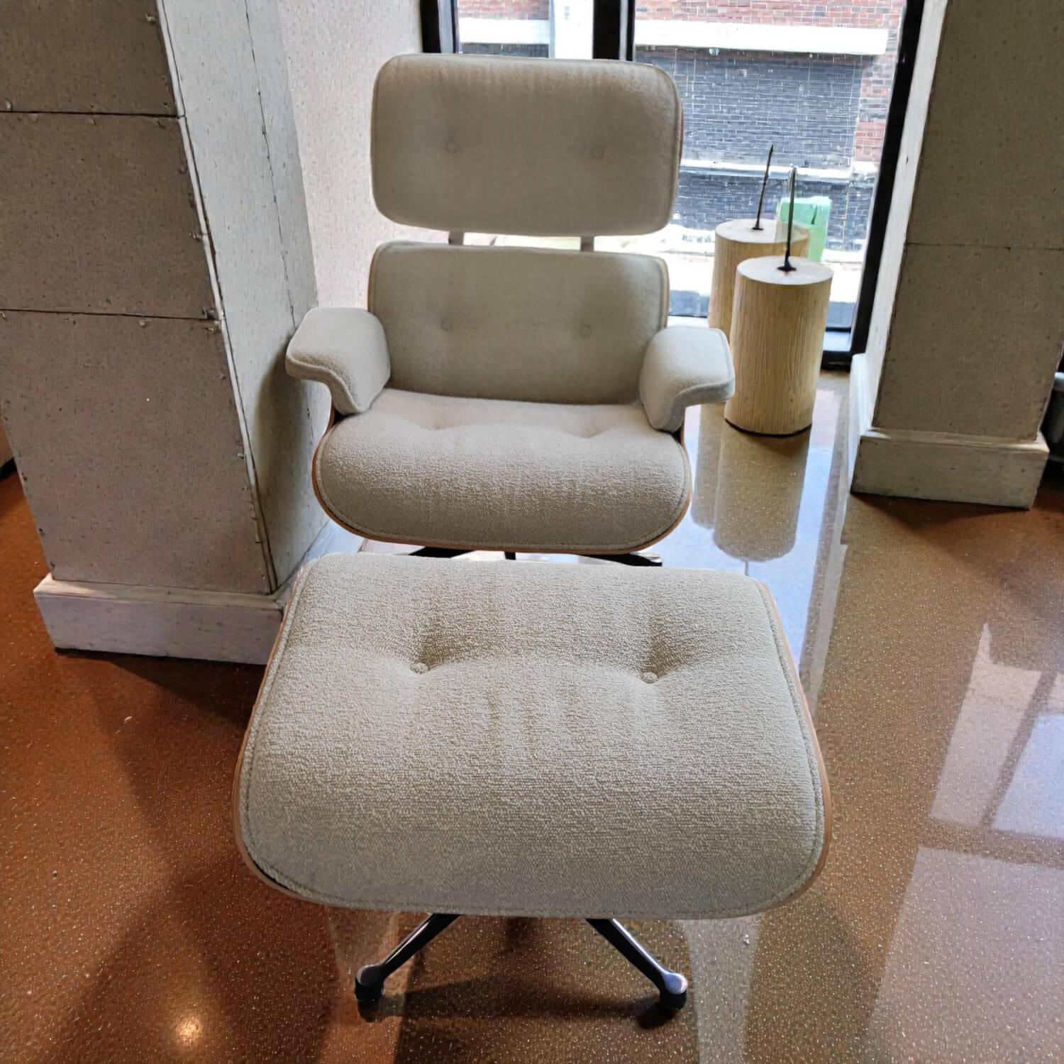 Vitra - Sessel Lounge Chair 11443 Stoff Nubia Creme Sand Beige Schale Nussbaum Schwarz Pigmentiert Untergestell Poliert Seiten Schwarz Mit Hocker - 2