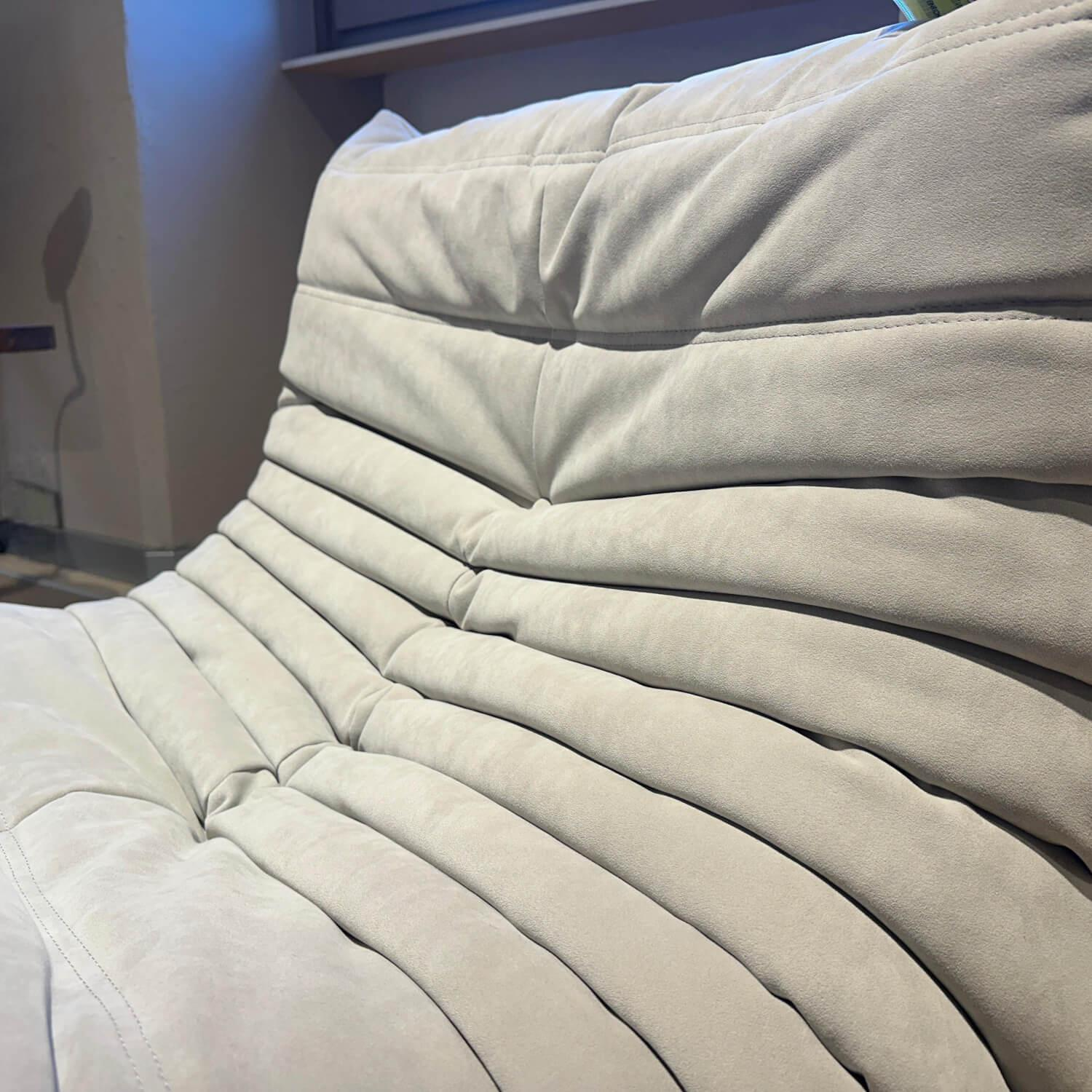 Ligne Roset - Sessel Togo Stoff Alcantara Pearl Y478 Grau Beige Inklusive Hocker - 2