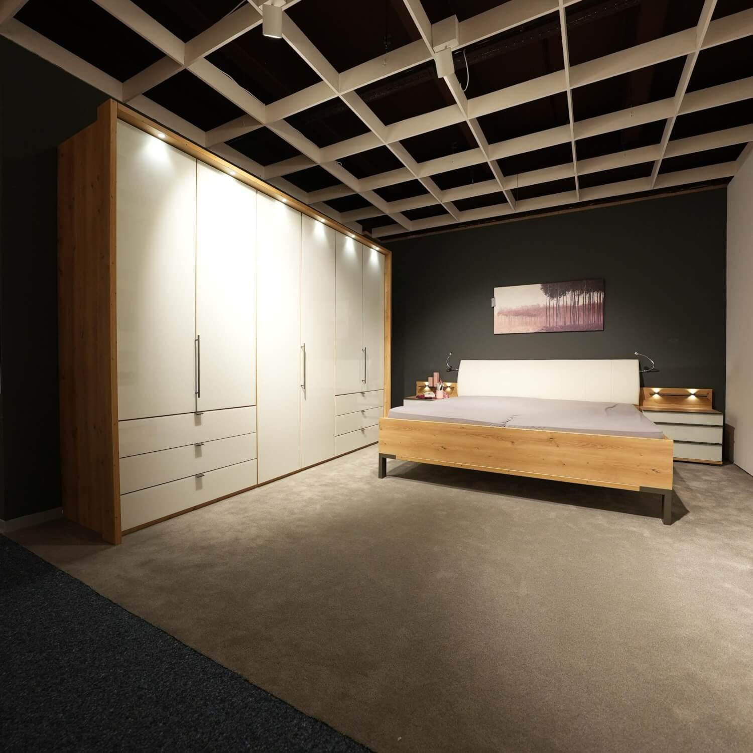 Wiemann - Schlafzimmer Loft Nachbildung Eiche Bianco Glas Weiß Absetzung Schiefer Mit LED Beleuchtung Bett Ohne Matratze Ohne Lattenrost - 2