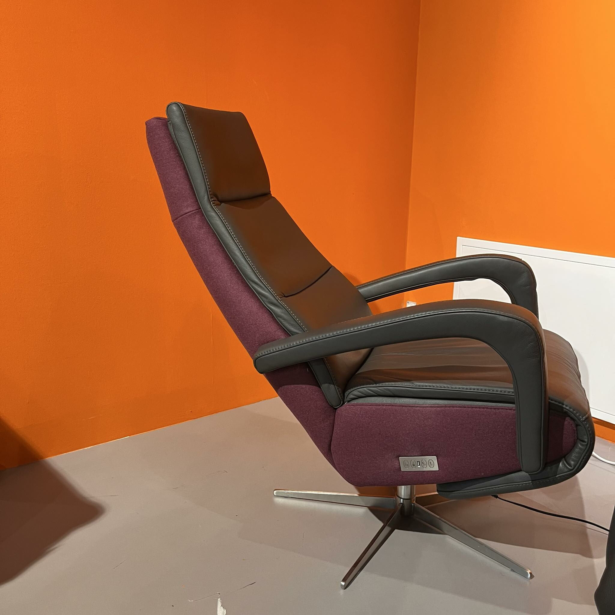 DFM - Relaxsessel Balok Innen Leder Anthrazit Außen Stoff Aubergine Violett Gestell Kreuzfuß Edelstahl Drehbar - 6