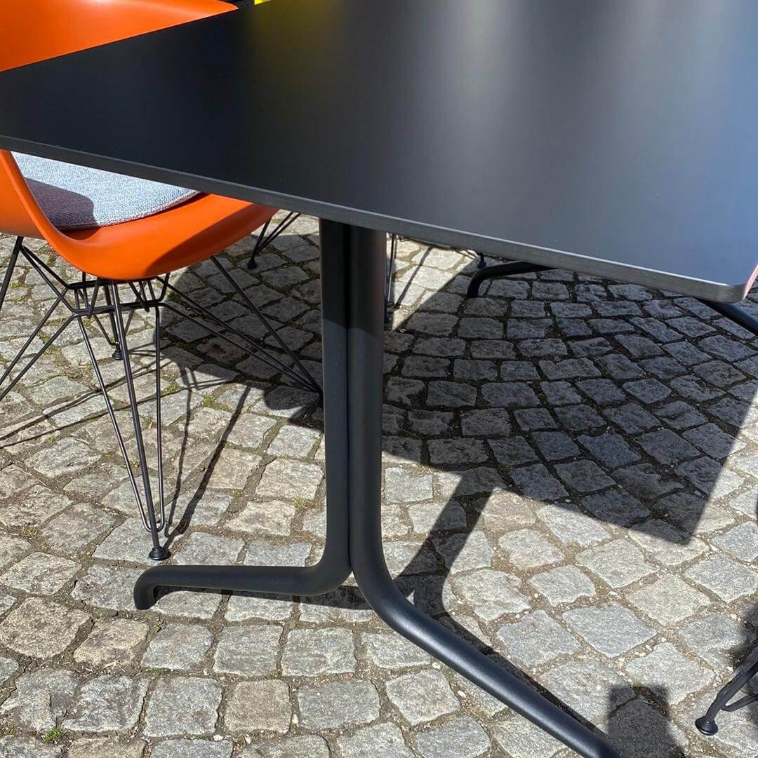 Vitra - Outdoortisch Belleville Eames Platte Vollkernmaterial Schwarz Untergestell Tiefschwarz Pulverbeschichtet Ohne Stühle - 3