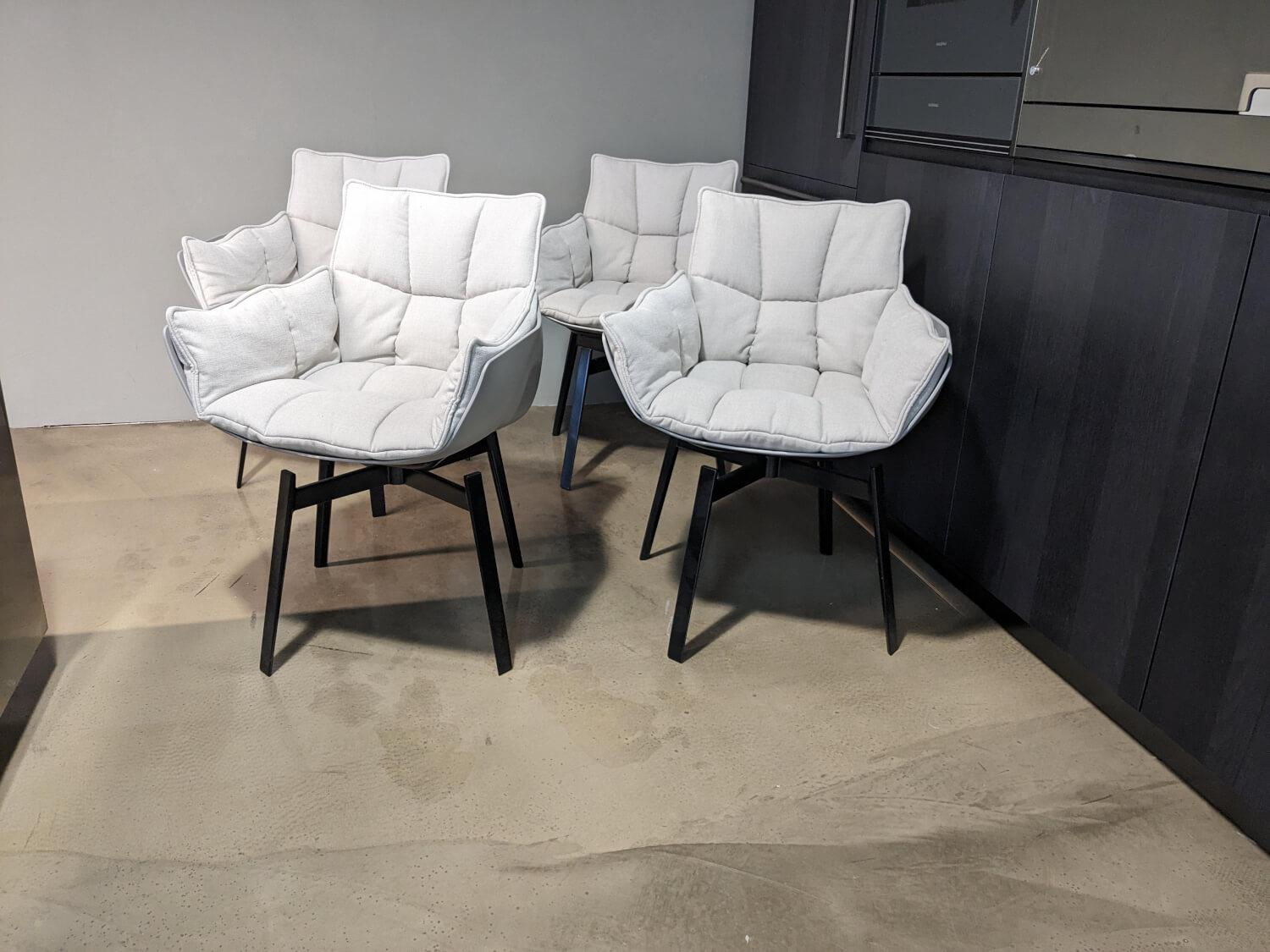 B&B Italia - 4er Set Stuhl Husk Bezug Stoff 2129102 Asolo Bastfarben Grau Sitzschale Polyurethanharz Gestell Aluminium Schwarz Lackiert Drehbar - 5