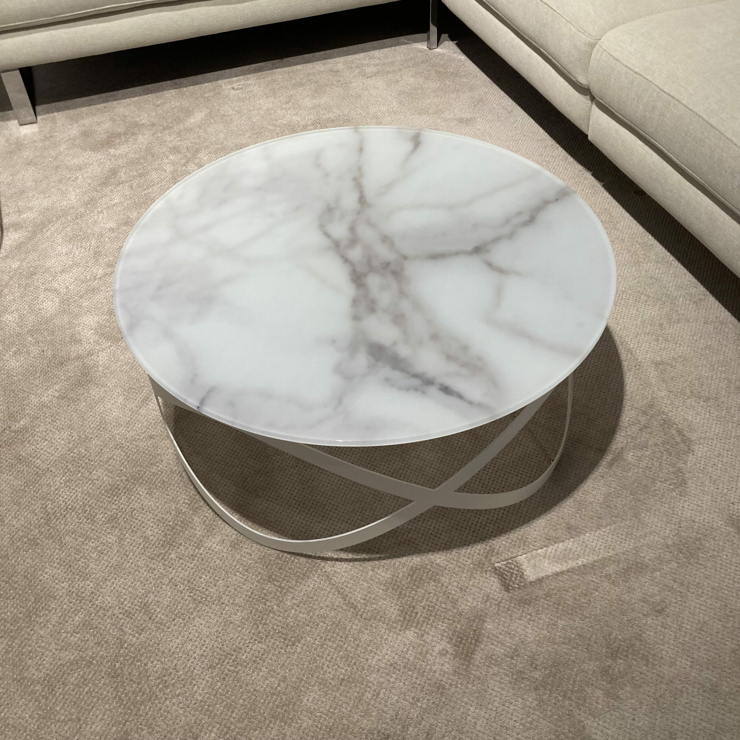 Ronald Schmitt Design - Couchtisch Candy Tischplatte Optiwhite Glas Nano Calacat Grau Weiß Gestell Flachstahl Pulverbeschichtet Weiß - 4