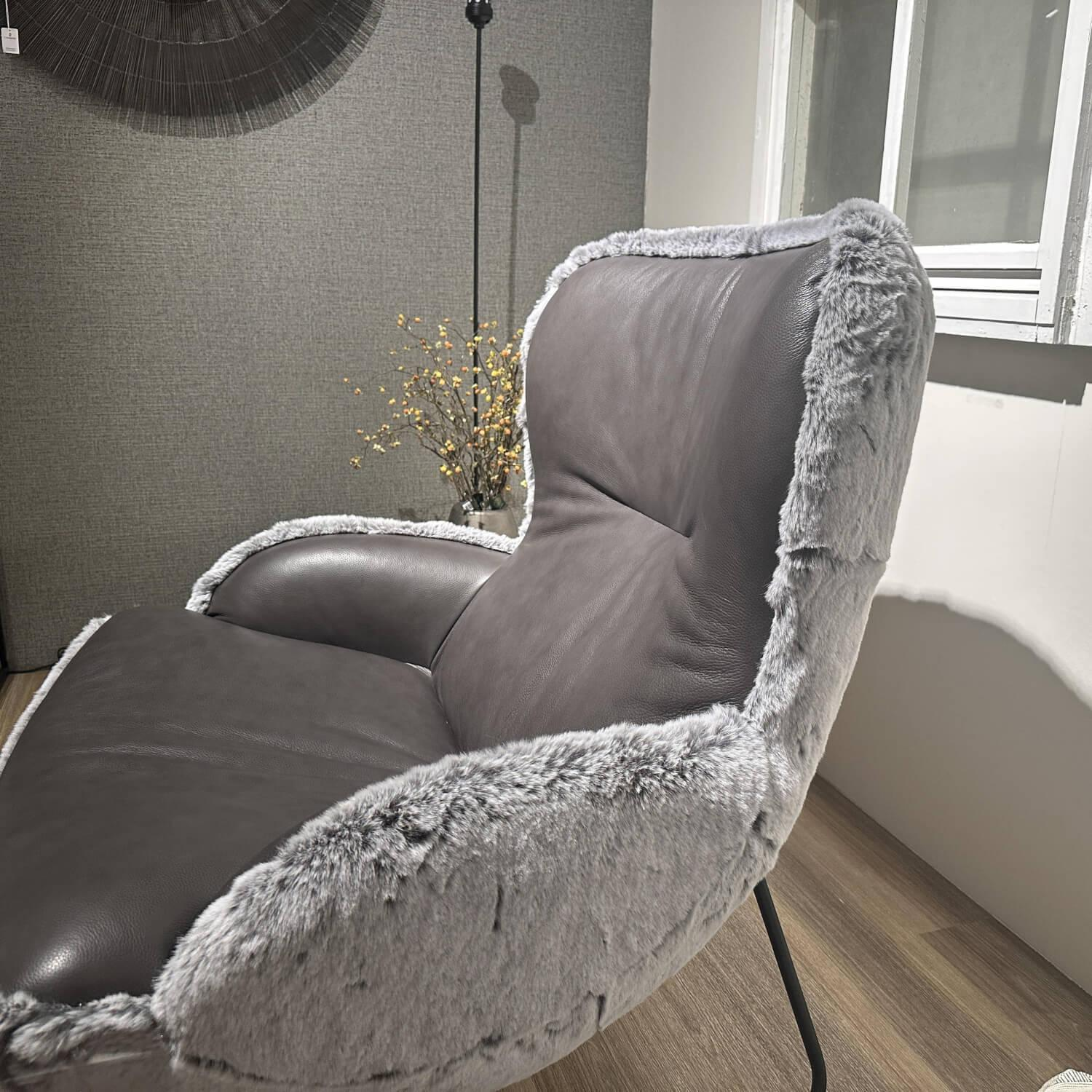 Paul Lindberg - Sessel Minu Sitzfläche Leder Elegance Anthrazit Rücken Webpelzbezug Eisbär Grey Grau Füße Schwarz Pulverbeschichtet Mit Hocker - 3