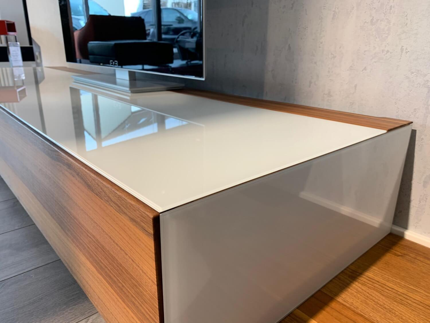 Team 7 - Wohnwand Cubus Pure Nussbaum Naturöl Glas Weiß Glänzend - 2