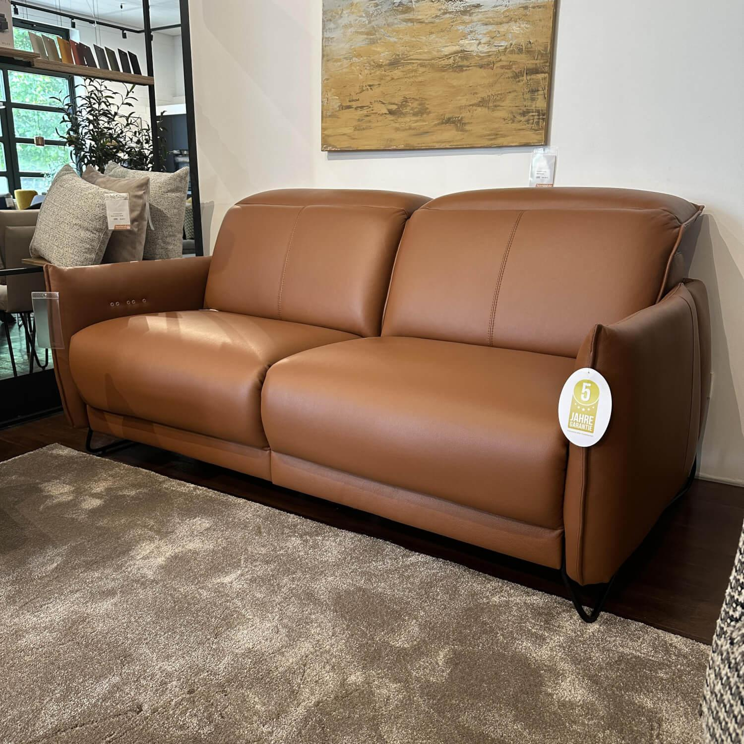 Rom - Sofa Vitis Leder Montana Cognac Braun Füße 01BL Black Schwarz Mit Ausklappbarer Fußablage - 4