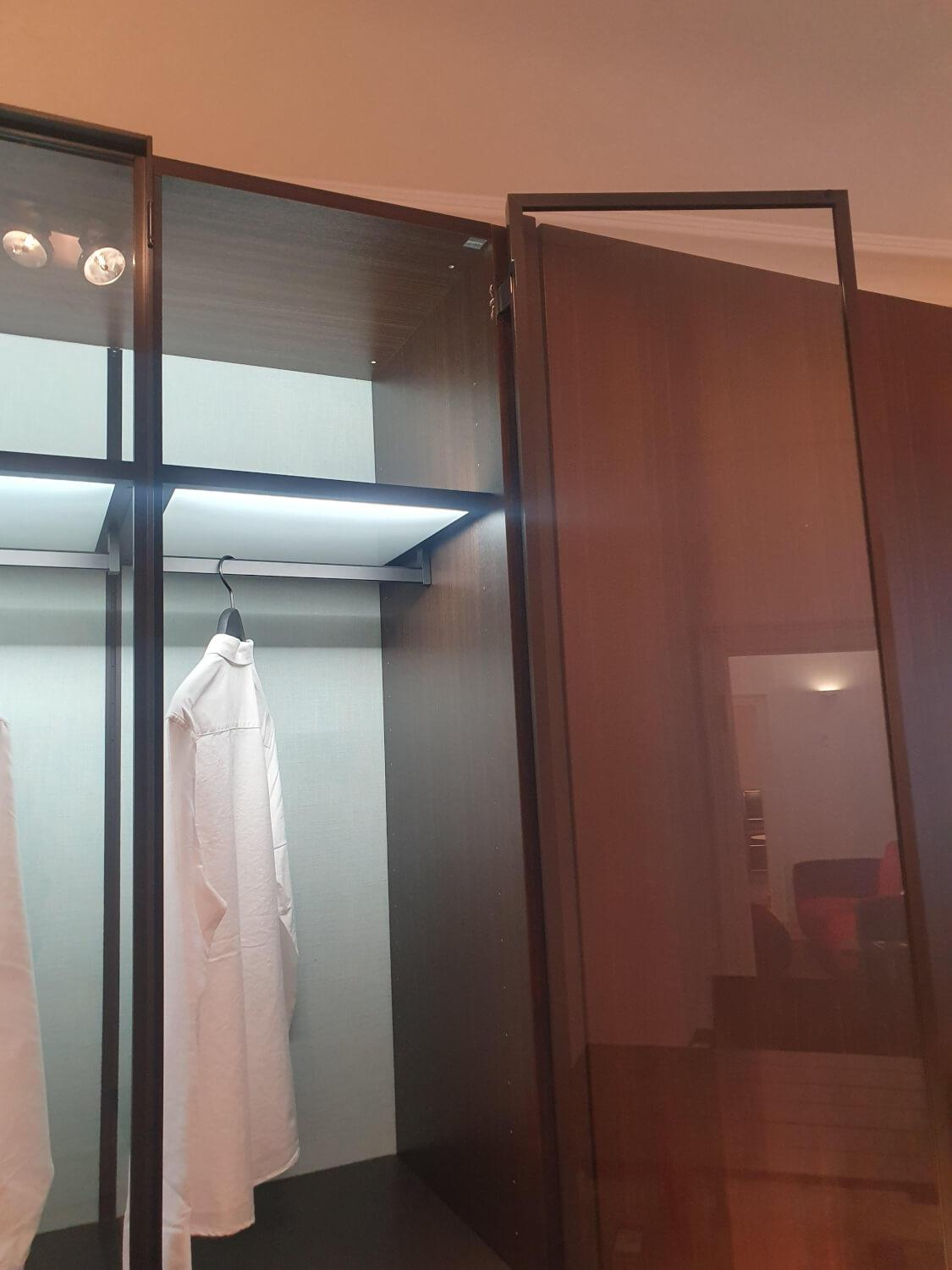 Porro - Schranksystem Storage Iron Front Glas Und Eucalyptus Furnier Korpus Melamin Eucalyptus - 8