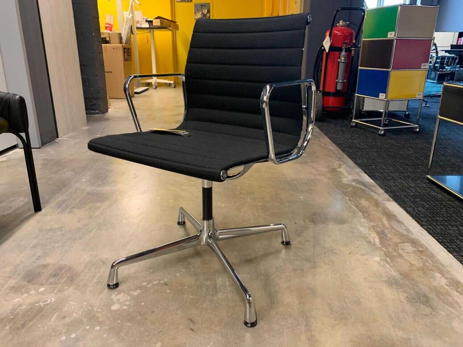 Vitra - 2er-Set Aluminium Chair EA 108 Stoff Hopsak Nero 66 Aluminium Verchromt - 2