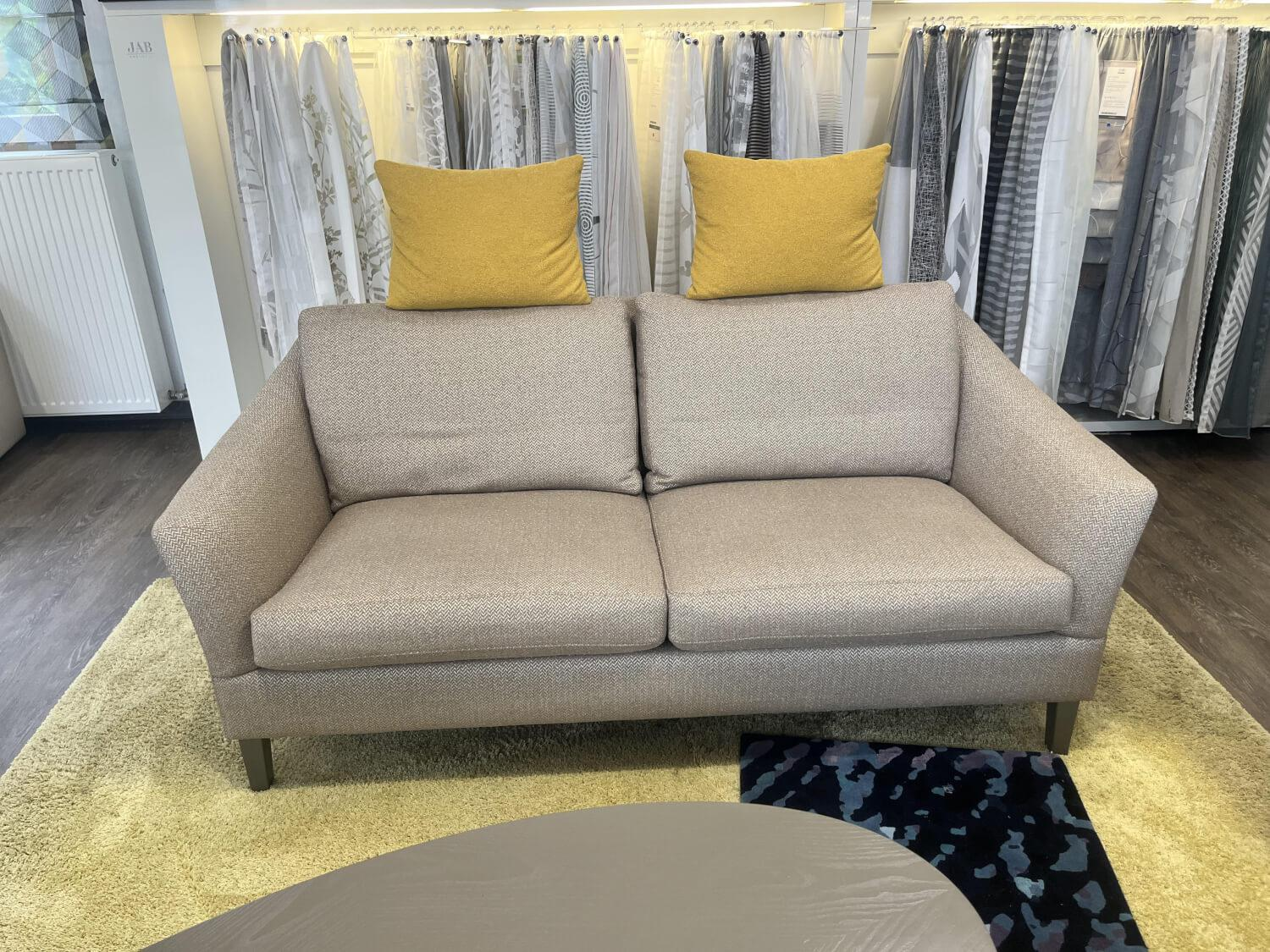 Bielefelder Werkstätten - Sofa Saloni Stoff Ron Grau Beige Inkl. Nackenkissen Stoff Ruby Gelb Füße Holz Grau Lackiert - 3