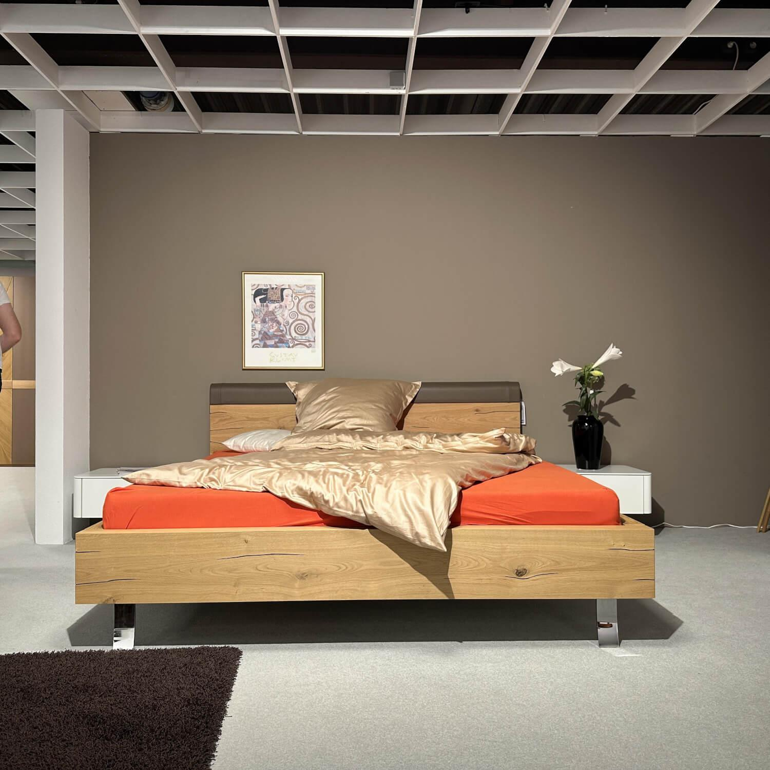 Hülsta - Bett Gentis Eiche Naturstamm Polsterapplikation Leder 5114 Grau Braun Mit Beleuchtung Und Fernbedienung - 5