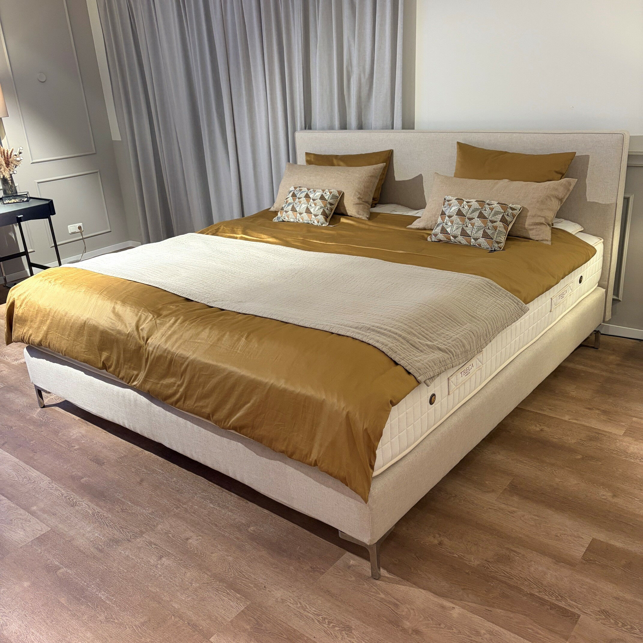 Treca Interiors - Polsterbett Moderne Stoff Two Tone CA1681 074 Sand Beige Füße Metall Verchromt Inklusive Matratzen - 3