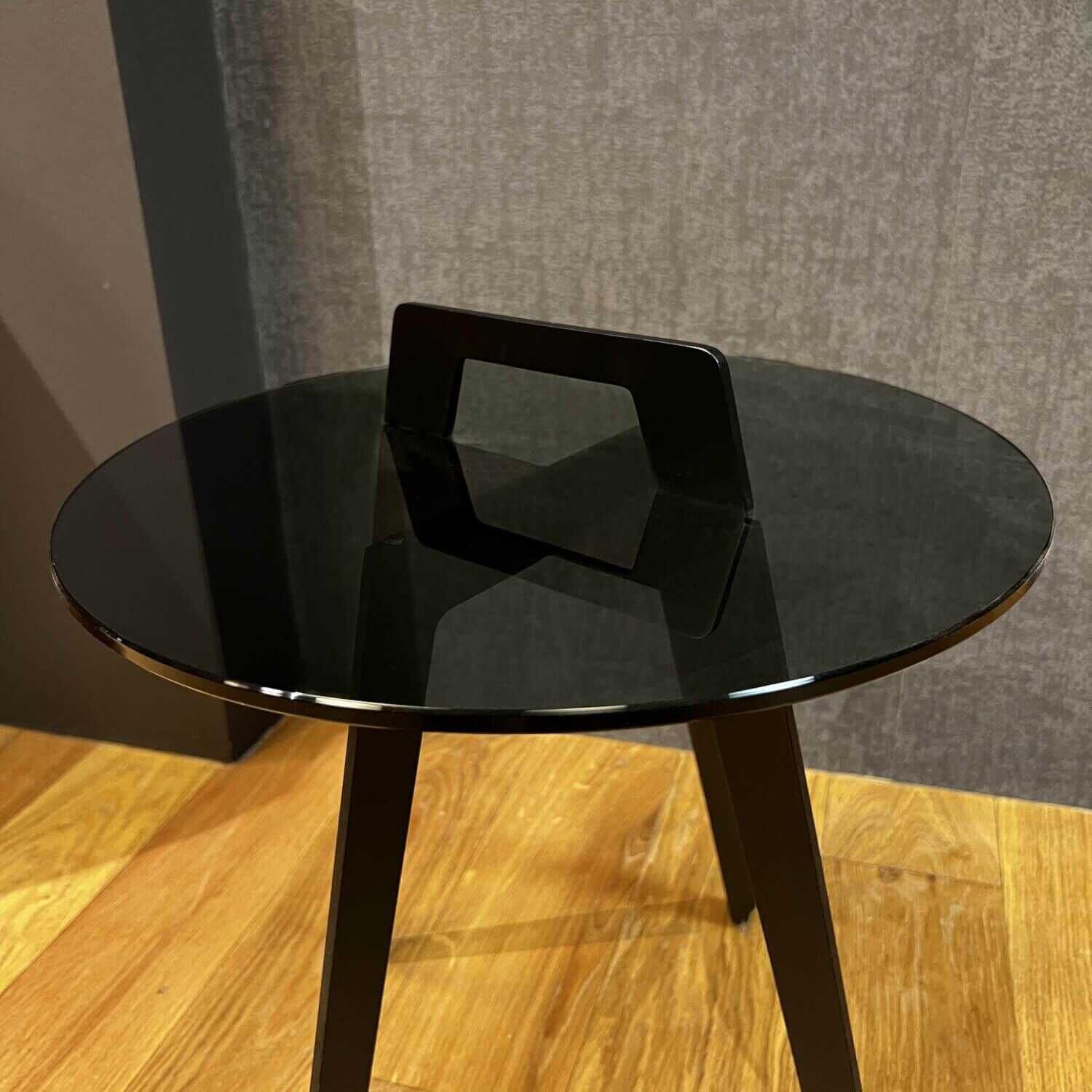 Beistelltisch Tischplatte Glas Getönt mit Griff Tischgestell Metall Schwarz