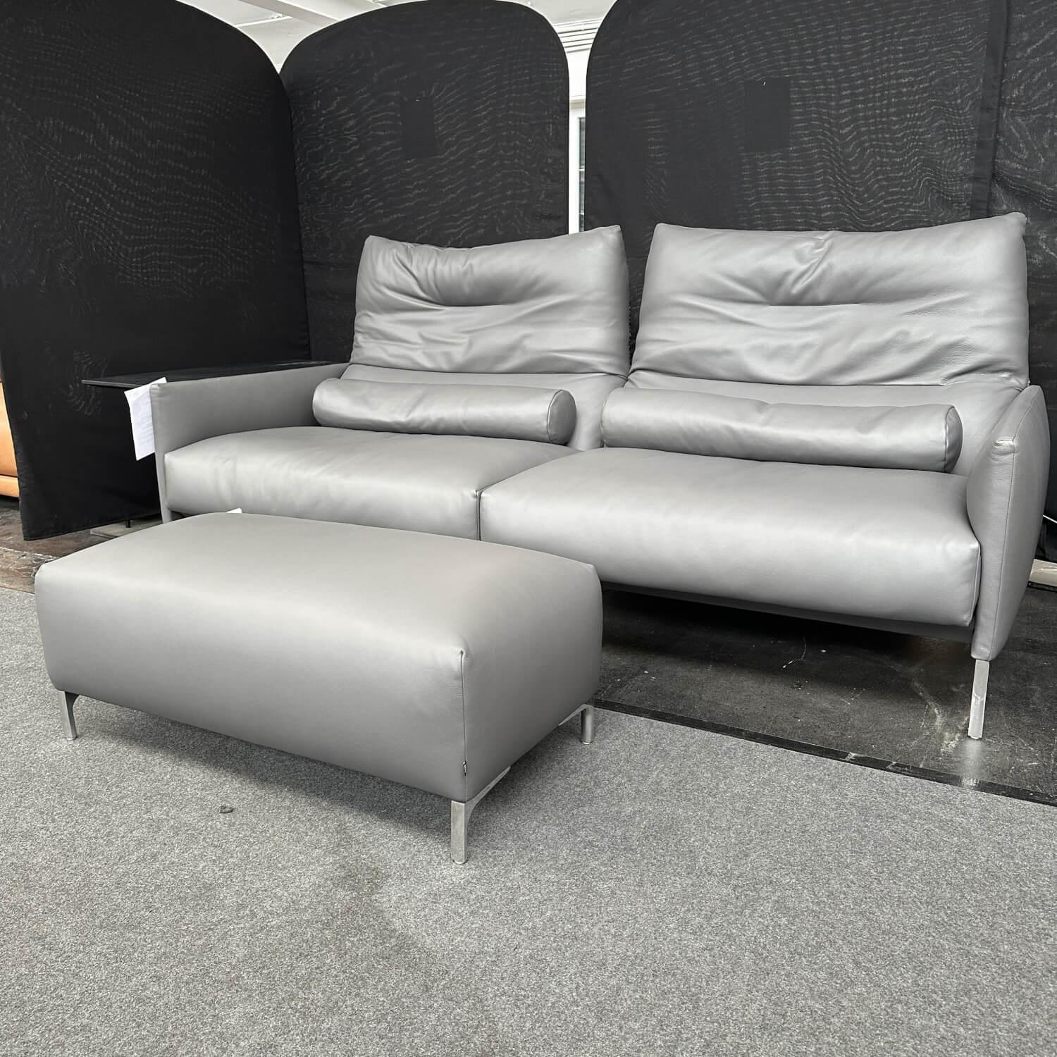 Sofa Avalanche Leder 248 Asche Grau Füße Aluminium Poliert Ablage Eiche Massiv Dunkel Lackiert Mit Lendenrolle und Hocker