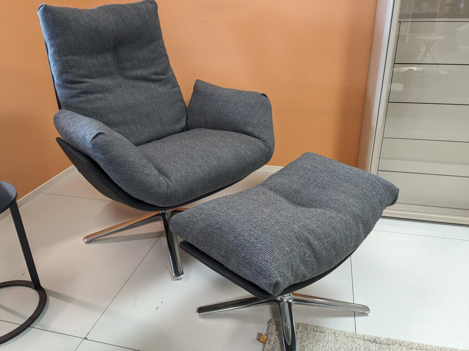Sessel Cordia Lounge Stoff Grau Leder Schwarz Füße Poliert mit Hocker