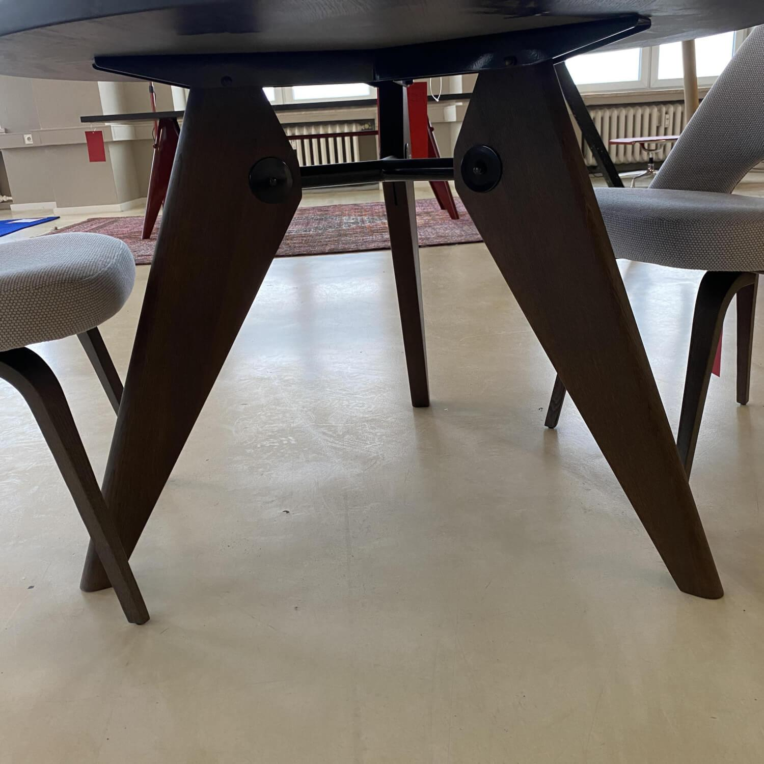 Esstischgruppe Gueridon Table Eiche Dunkel Massiv Naturholz Schutzlack gebeizt mit 2 Saarinen Conference Stühlen