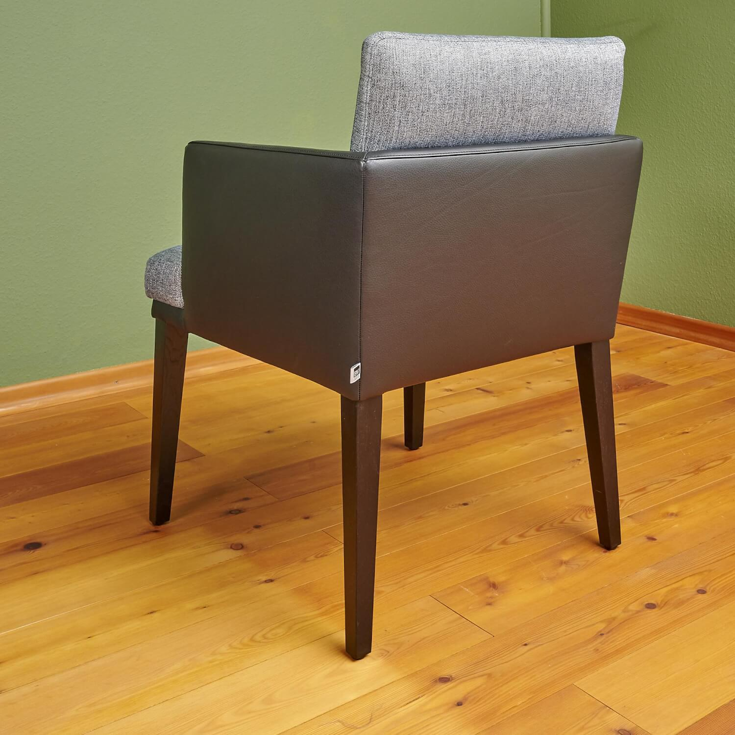 Bielefelder Werkstätten - Stuhl Polo Dining Mit Armlehne Sitz Stoff Noah Grau Rücken Leder Normandie Schwarz Füße Eiche Schwarz Gebeizt - 2