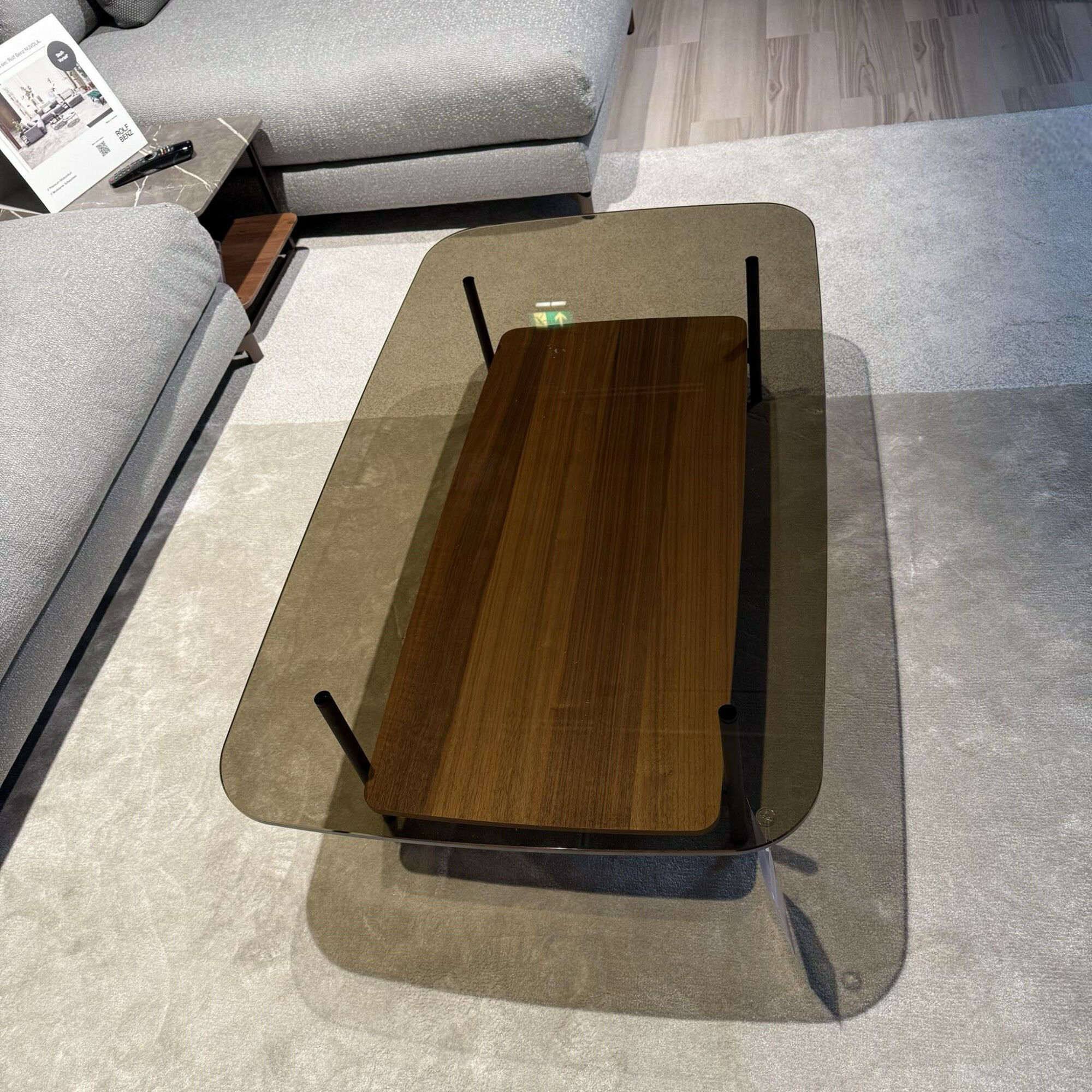 Ronald Schmitt Design - Couchtisch 8870 Platte Parsolglas Bronze Gestell Stahl RAL 7022 Schwarz Pulverbeschichtet Matt Ablage Nussbaum - 4