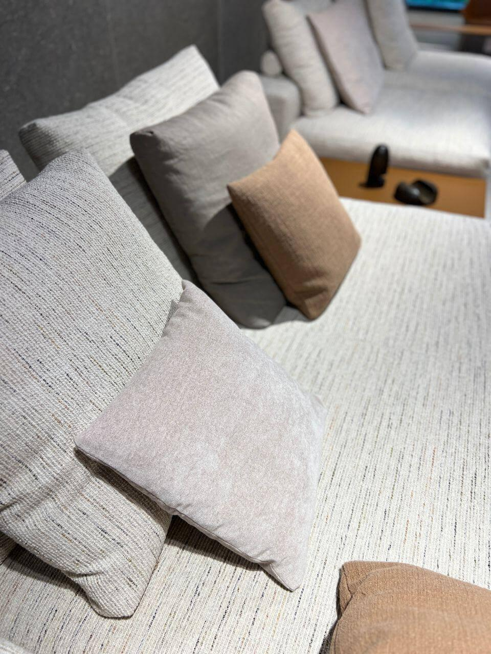 Flexform - Wohnlandschaft Groundpiece Stoff Everyday Extra 880 ohne Dekokissen mit Tisch - 10