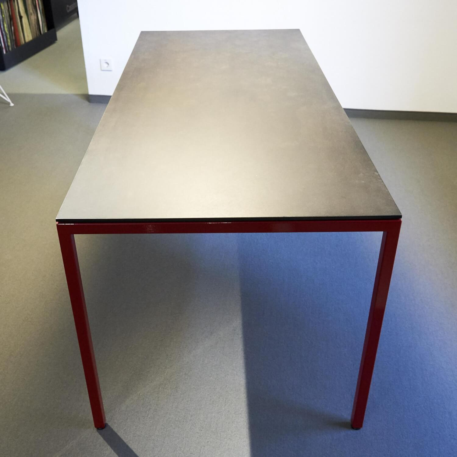 Tisch M 38 Platte Eternit Anthrazit Geölt Gestell Stahlrohr Pulverbeschichtet Rot