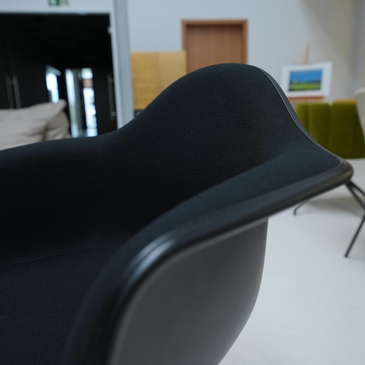 Vitra - Stuhl Eames Plastic Armchair DAW Schwarz Untergestell Ahorn Schwarz mit Vollpolster - 3