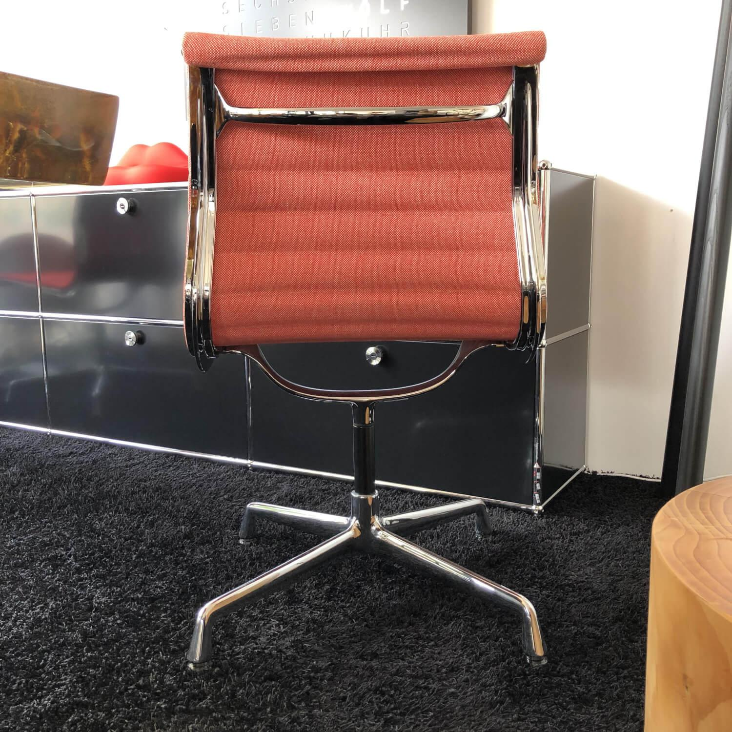 Stuhl Aluminium Chair EA 101 Stoff Hopsak Poppy Red Elfenbein