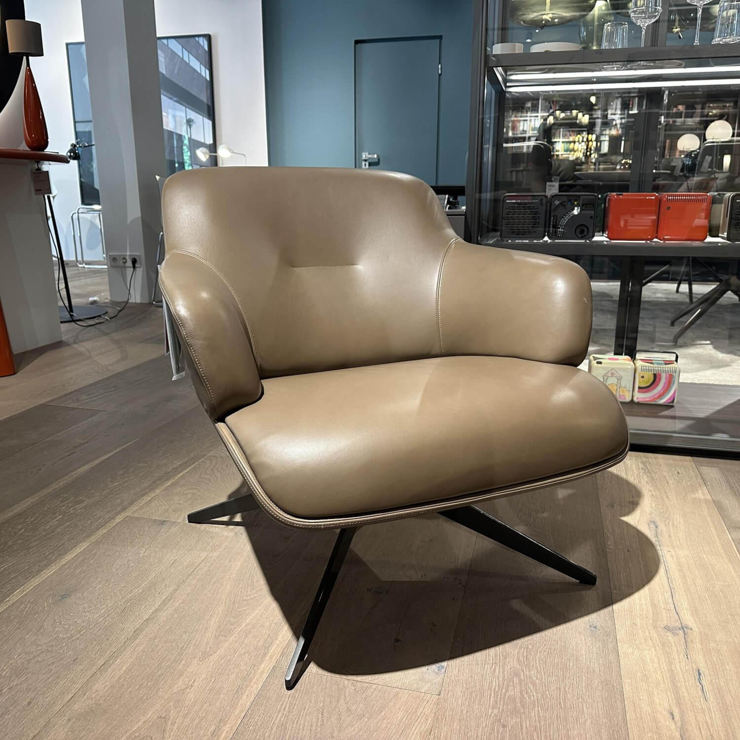 Molteni & C - Sessel Kensington Leder Unique UE130 Nussbaum Braun Drehgestell Metall Zinnfarbig Hochglänzend - 3
