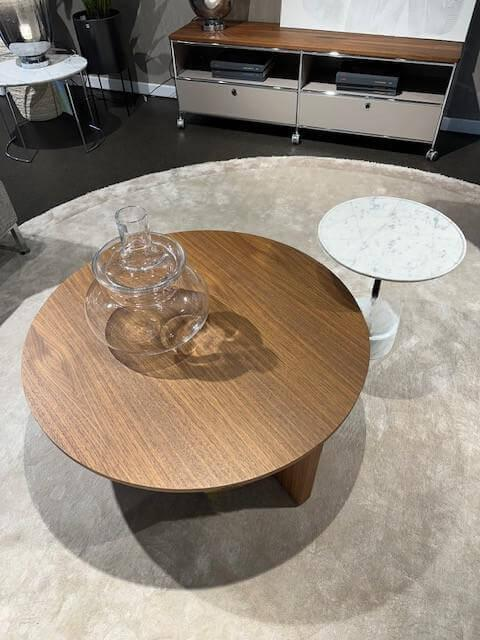 Cassina - 2er Set Couchtisch Sengu Low Table Amerikanischer Nussbaum Und Modell 9 Platte Marmor Carrara Weiß Gestell Anthrazit - 2