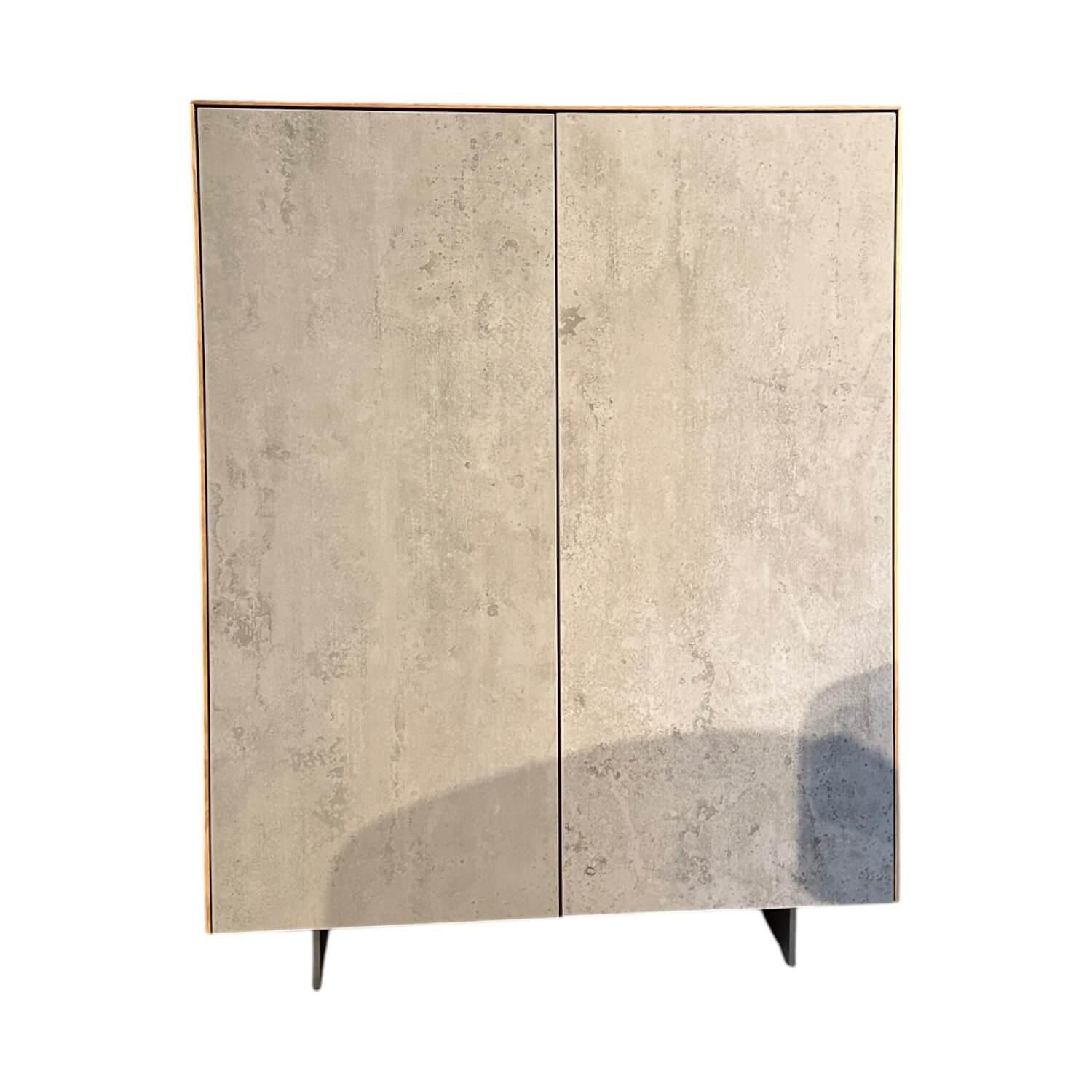 Scholtissek - Schrank Kera Front Keramik Beton Silk Grau Korpus Knorrige Eiche Natur Geölt Gestell Metall Schwarz Lackiert - 1