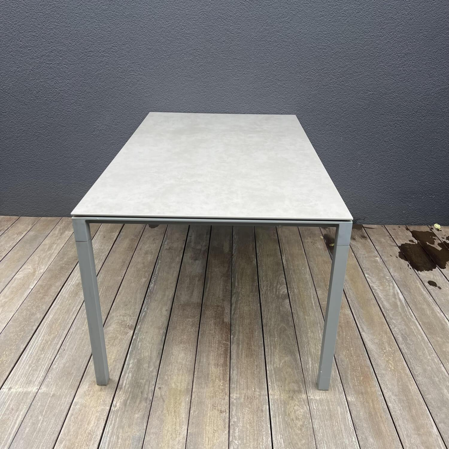 Cane Line - Outdoor Tisch Pure Platte Keramik Concrete Grey Grau Gestell Aluminium Light Grey Grau - 3