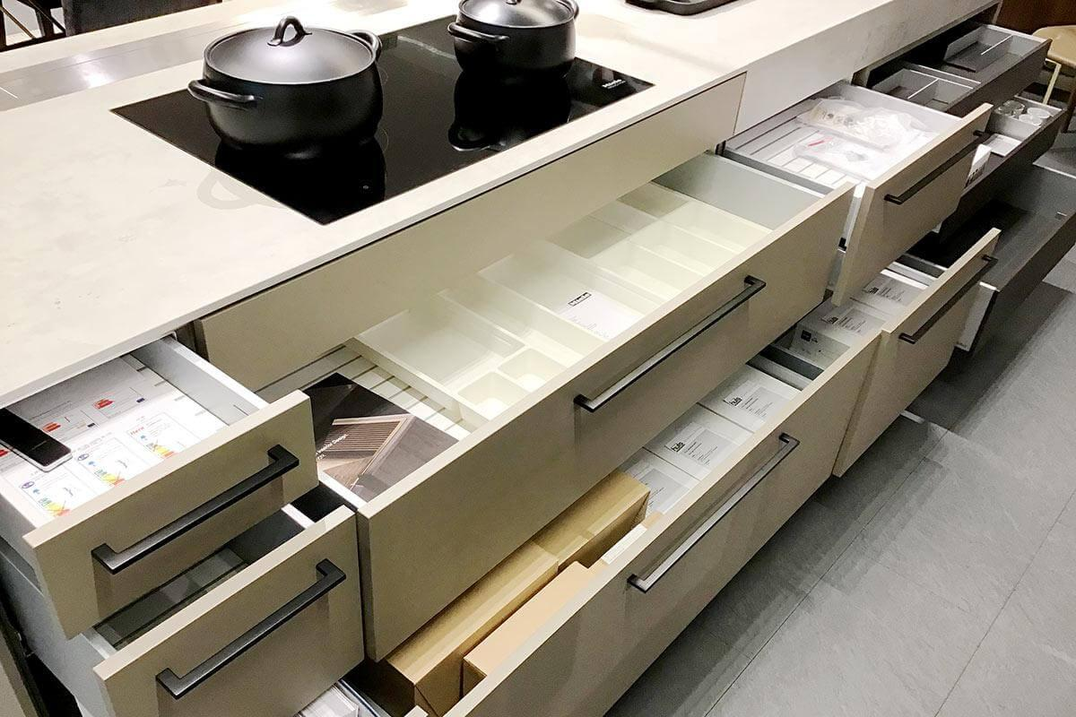 Siematic - Küche Urban SC 45 Front SimiLaque Muskat Samtmatt Beige Grau Absetzung Holzdekor Larix Terra Dunkelbraun Arbeitsplatte Keramik Betonoptik Grau Inklusive Elektrogeräte - 20