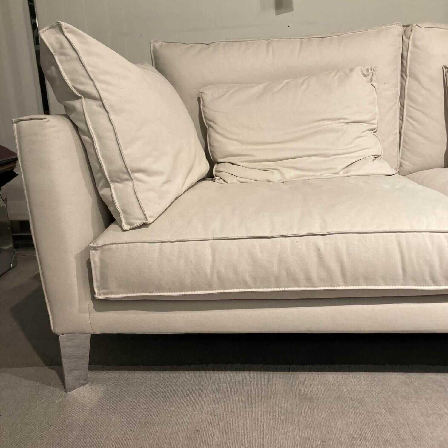 Sofa Metropolitan Stoff Alesso 20 PG1 Weiß Beige mit Hocker