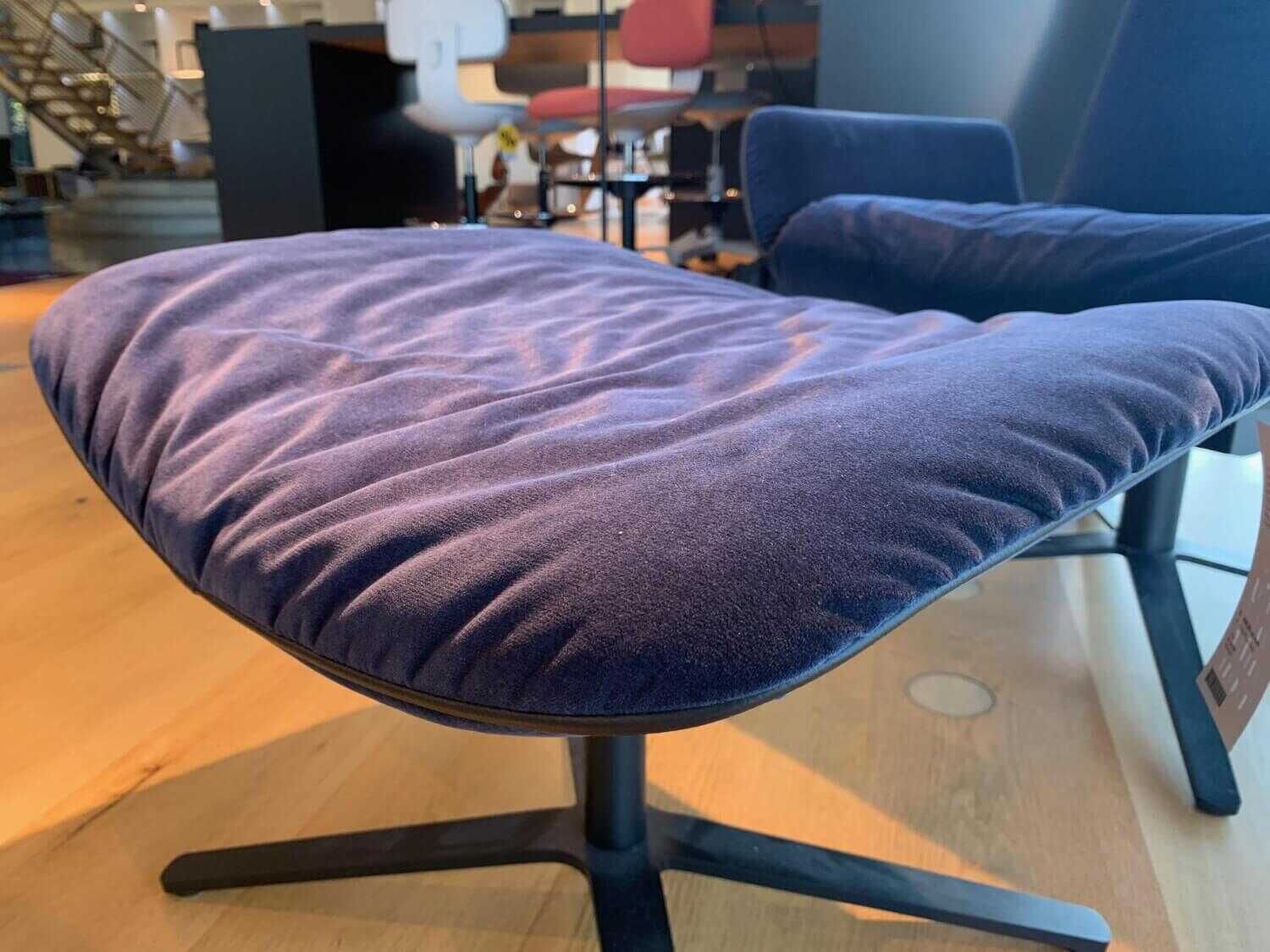 Freifrau - Sessel Lounge Chair Amelie Stoff Harald 3  Dunkelblau 293 mit Hocker - 4