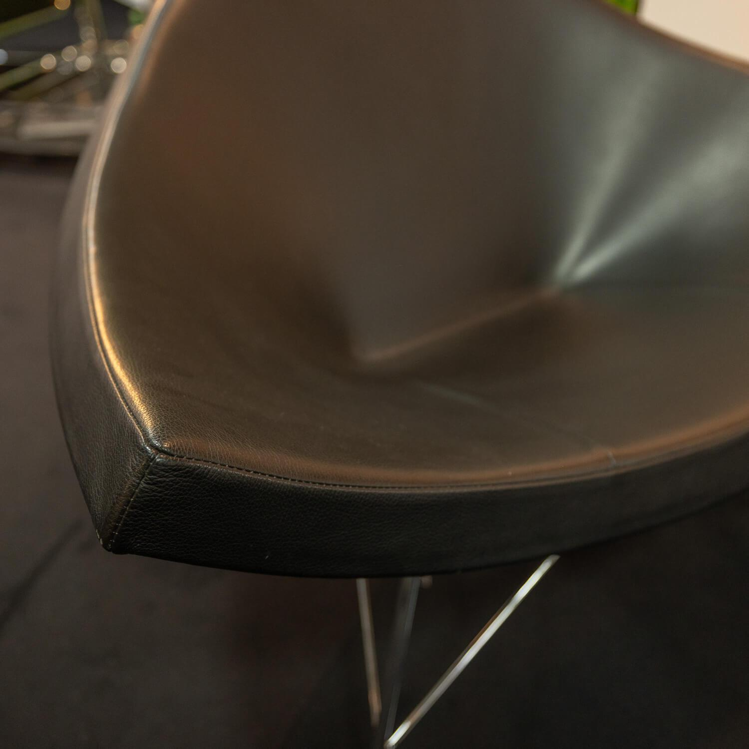 Sessel Coconut Chair Bezug Leder Nero L20 Schwarz Untergestell Stahl Glanzverchromt Mit Gleitern