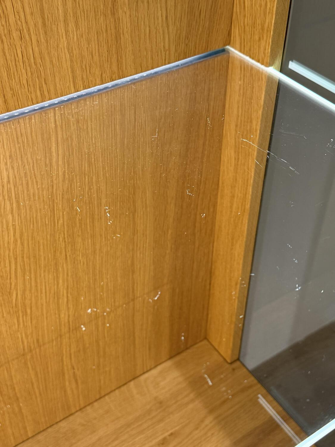 Team 7 - Vitrine Filigno Eiche Wild Naturöl Rauchglas Gestell Kufe Schwarz Matt - 8