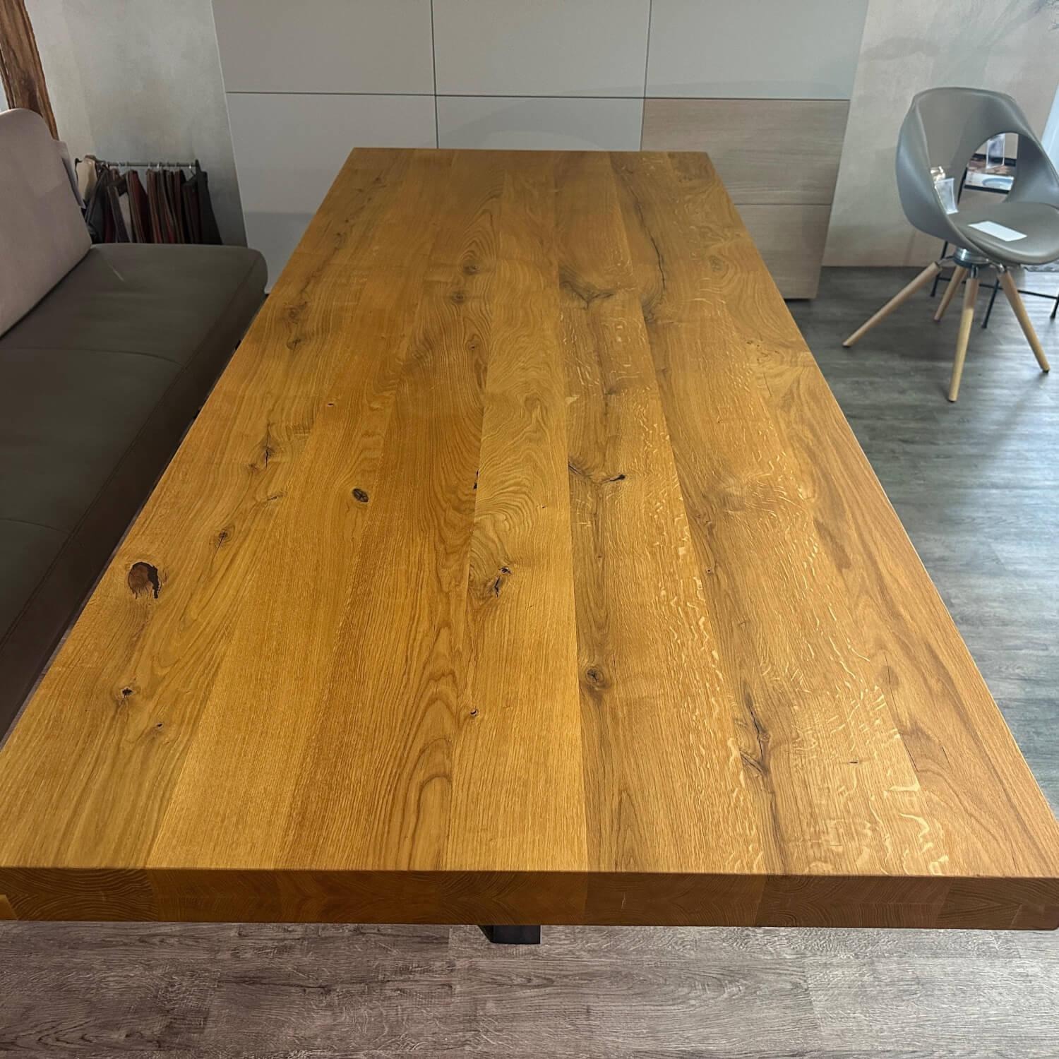 Kattwinkel - Esstisch F8 Platte Eiche Massiv Natur Geölt Mit Ausgefüllten Ästen Und Rissen Kreuzgestell Stahl Schwarz - 6