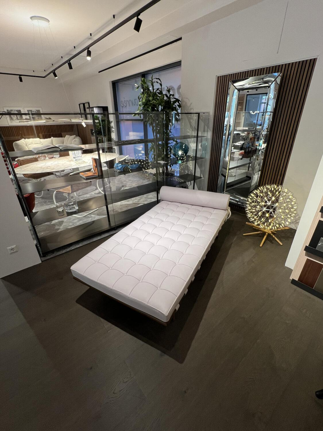 Knoll International - Liege Daybed Barcelona Leder Espania Fargo Weiß Gestell Esche Nussbaum Gebeizt Füße Stahl Poliert - 9