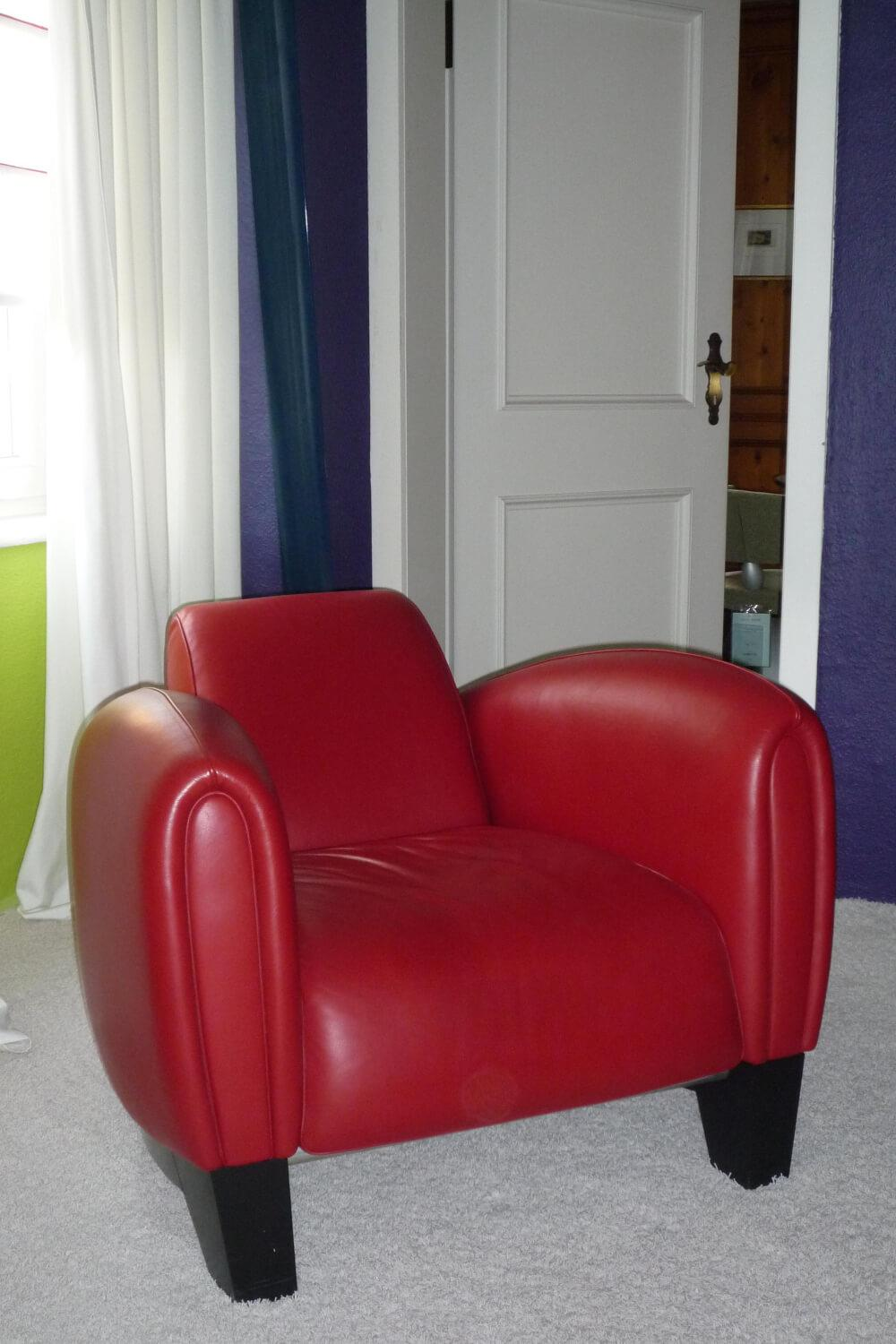 Sessel DS 57 Leder Select Rot Füße Schwarz Lackiert mit bekannten Gebrauchsspuren