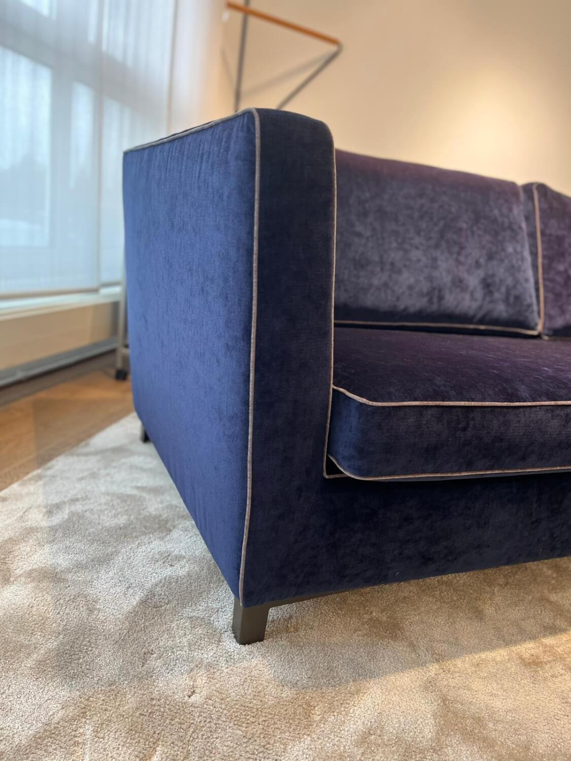 Christine Kröncke - Sofa Hailey Stoff Eloy 052 Navy Blue Gestell Metall 15 Rauchbraun Hocker Stoff Chameleon 086 Grau-Blau mit Hocker - 5