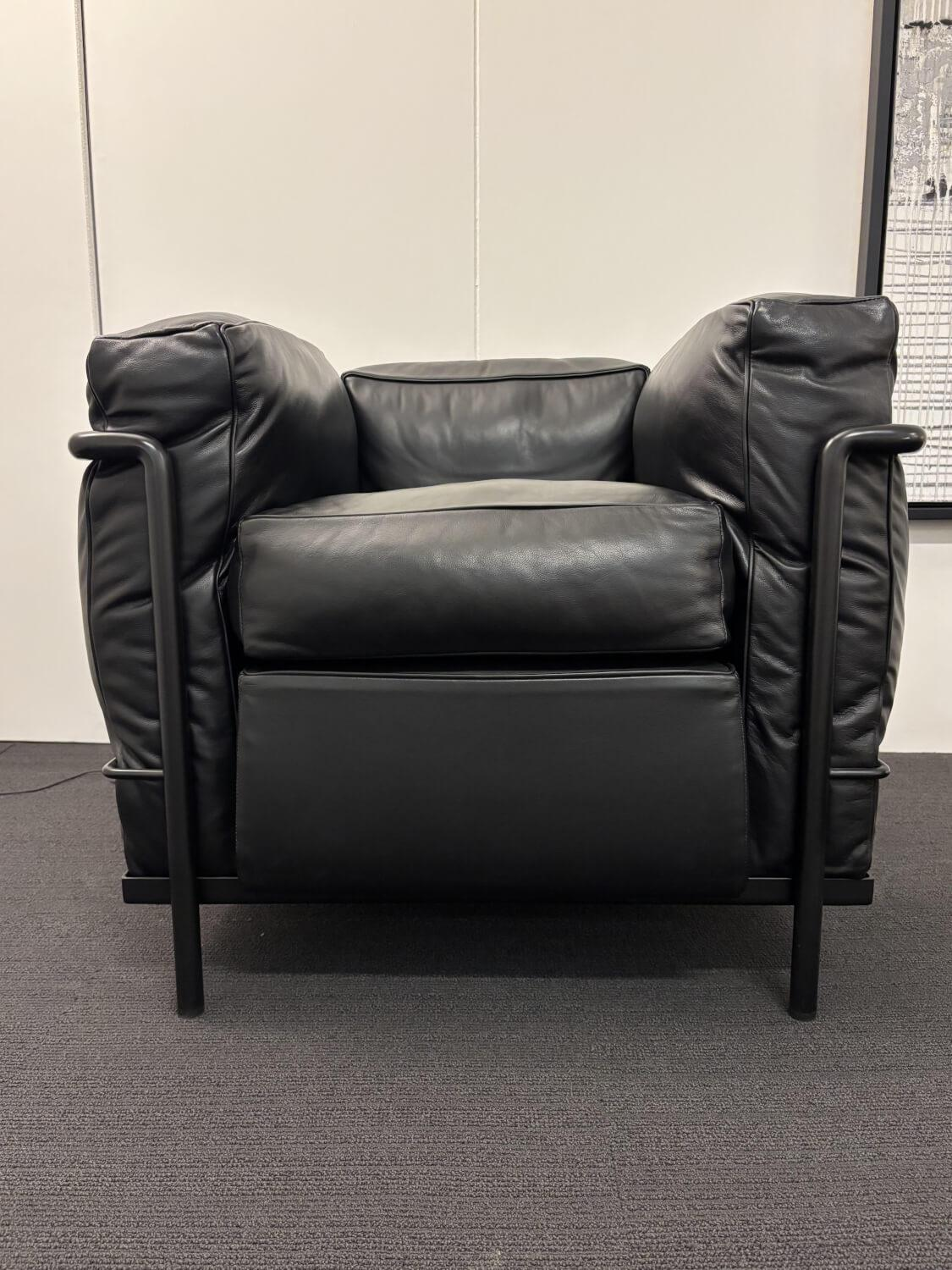 Cassina - Sessel LC2 Fauteuil Leder Graphit Schwarz Gestell Schwarz Lackiert (2 vorhanden) - 3